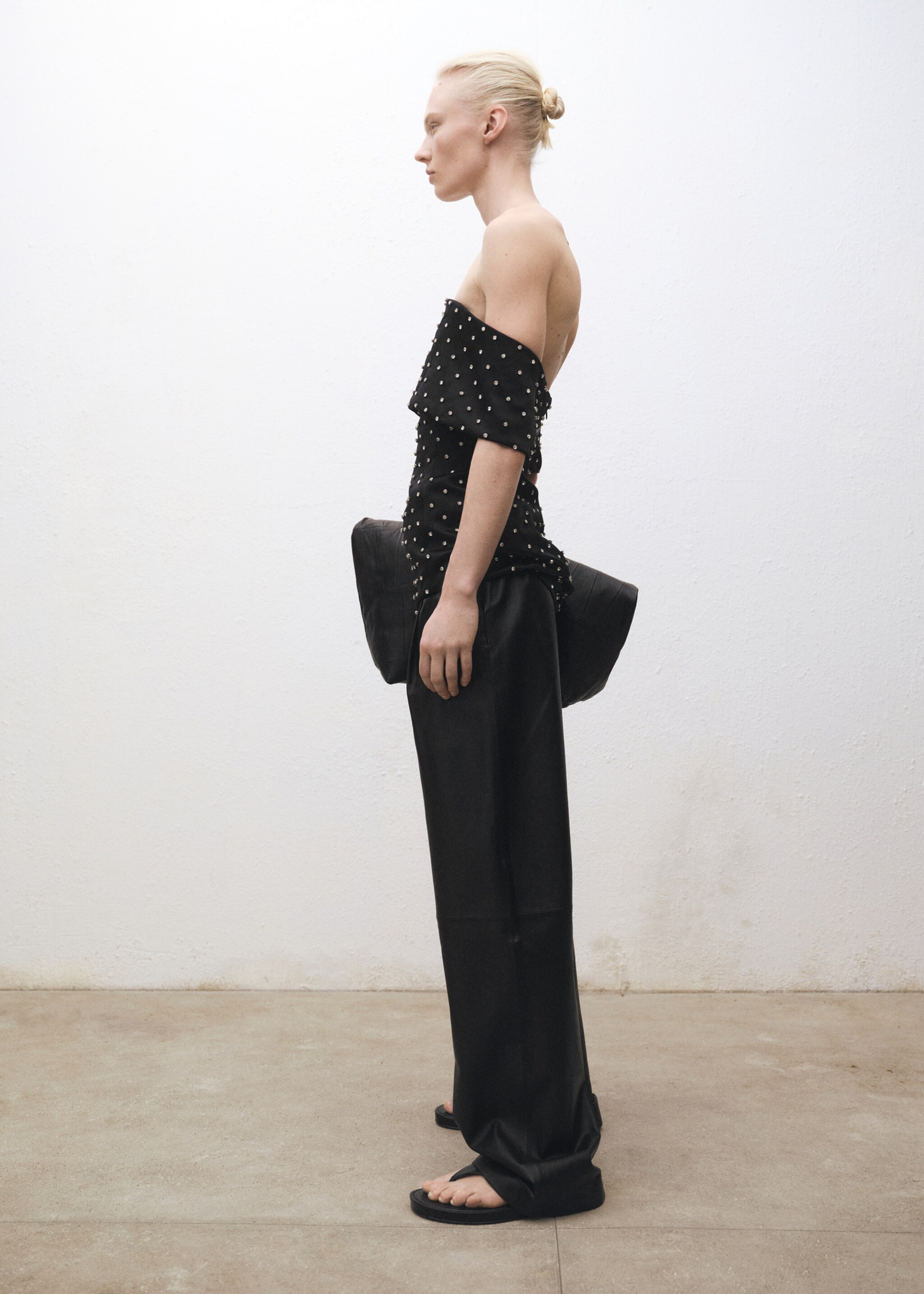 Gerade Lederhose mit Bundfalten-Detail - Detail des Artikels 2, Schwarz. Ref: 87064418-00.