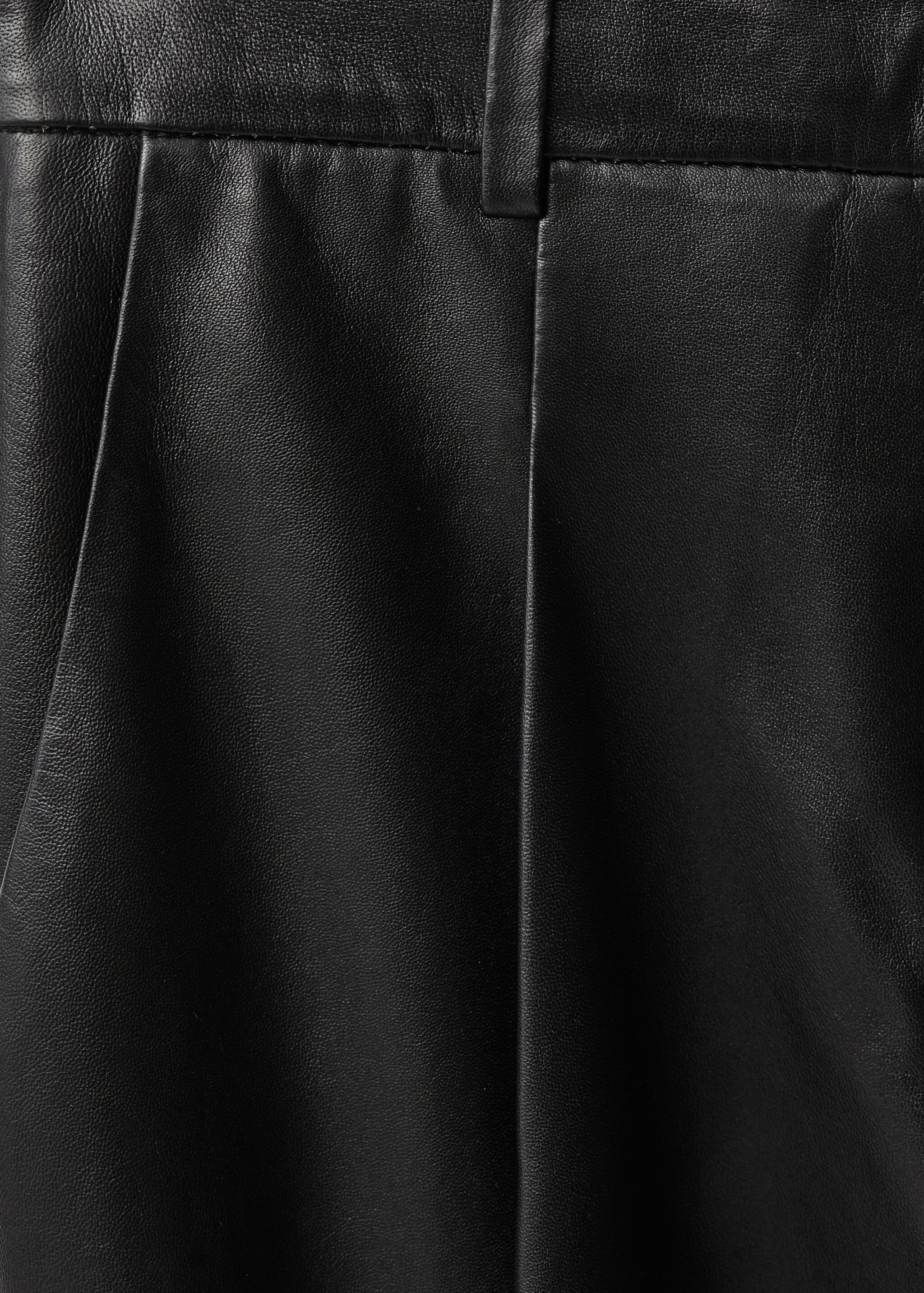 Gerade Lederhose mit Bundfalten-Detail - Detail des Artikels 8, Schwarz. Ref: 87064418-00.