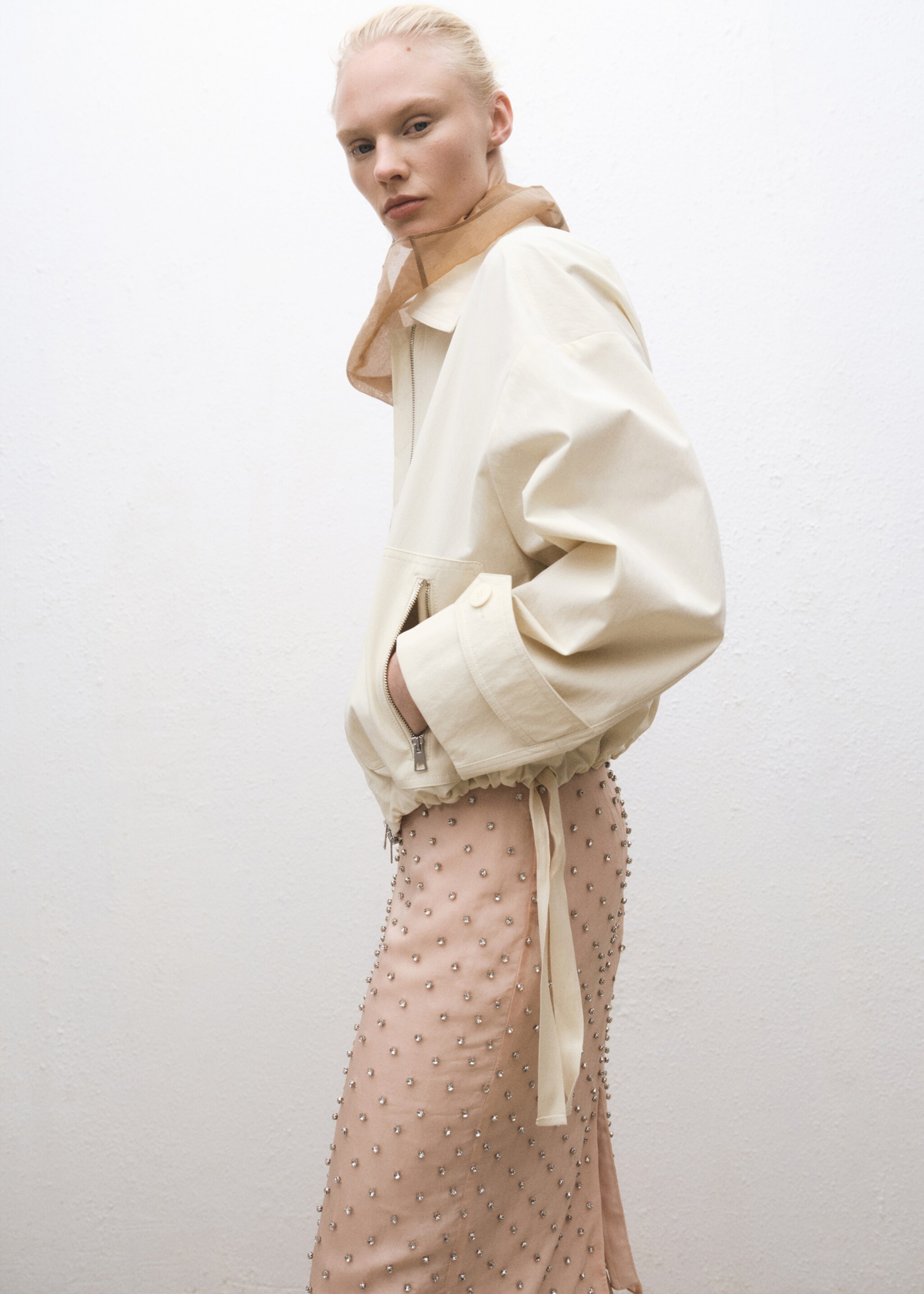 Bomber jacket with adjustable hem - Details of the article 6, Ecru. Ref: 87064424-00.