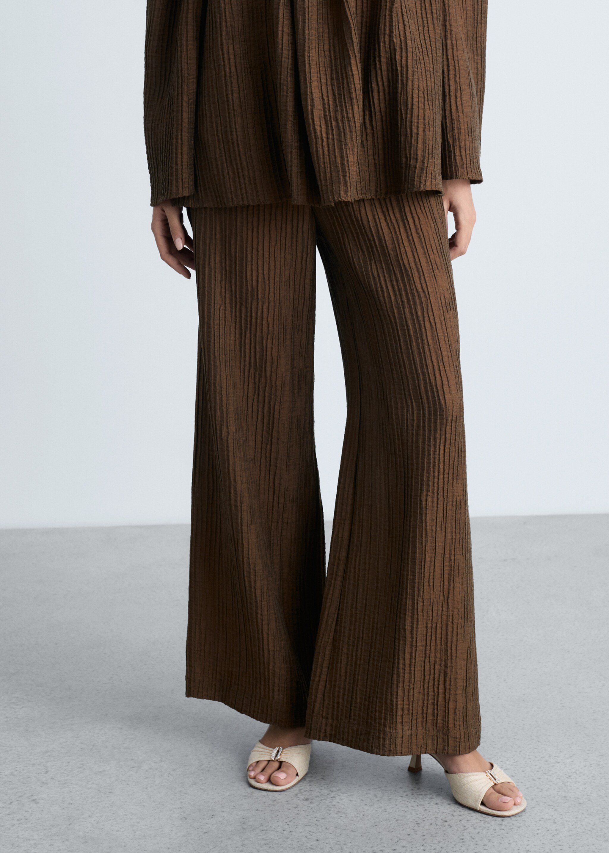 Straight textured trousers - Medium plane, Coffee. Ref: 87064777-00.