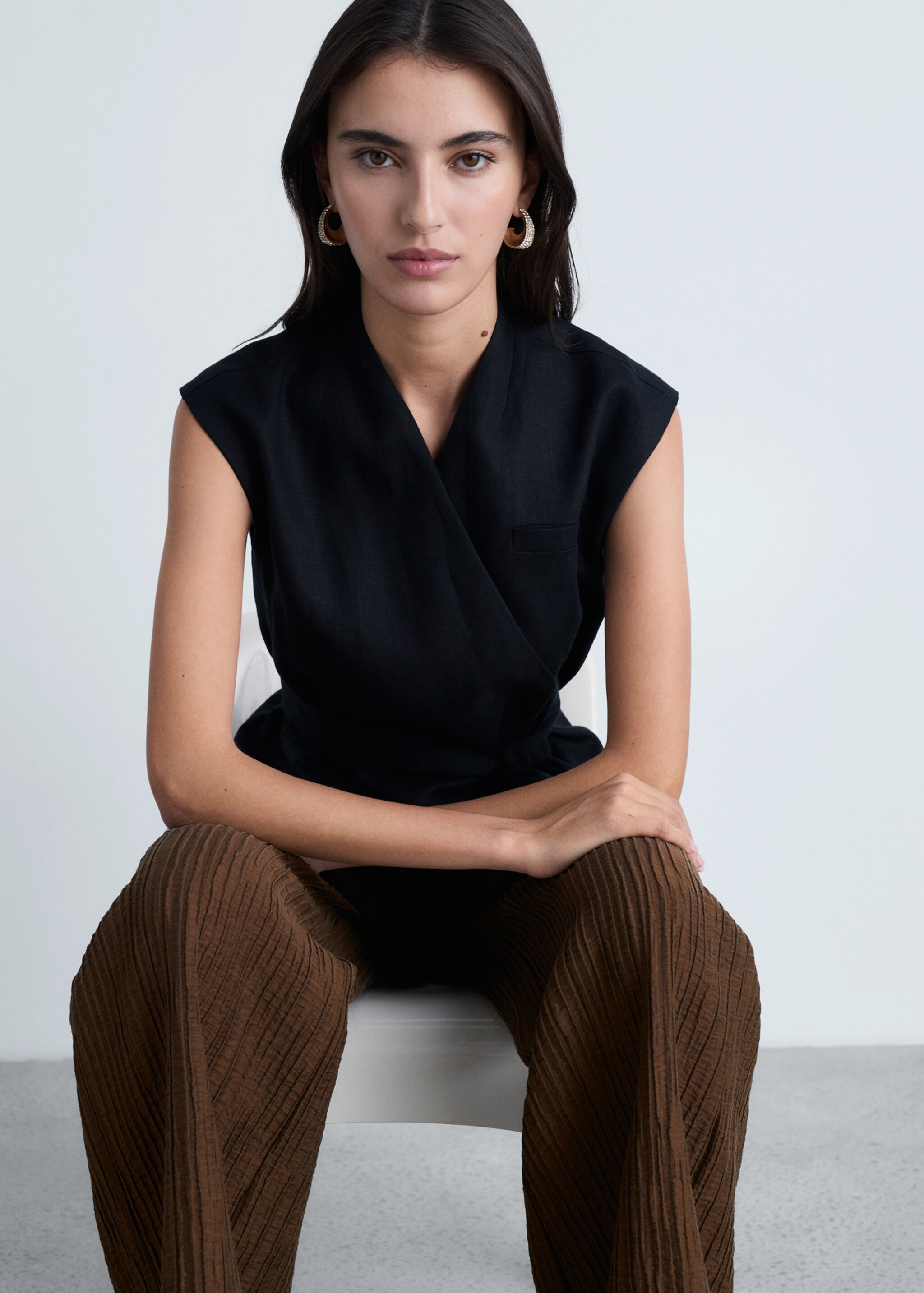 Straight textured trousers - Details of the article 2, Coffee. Ref: 87064777-00.