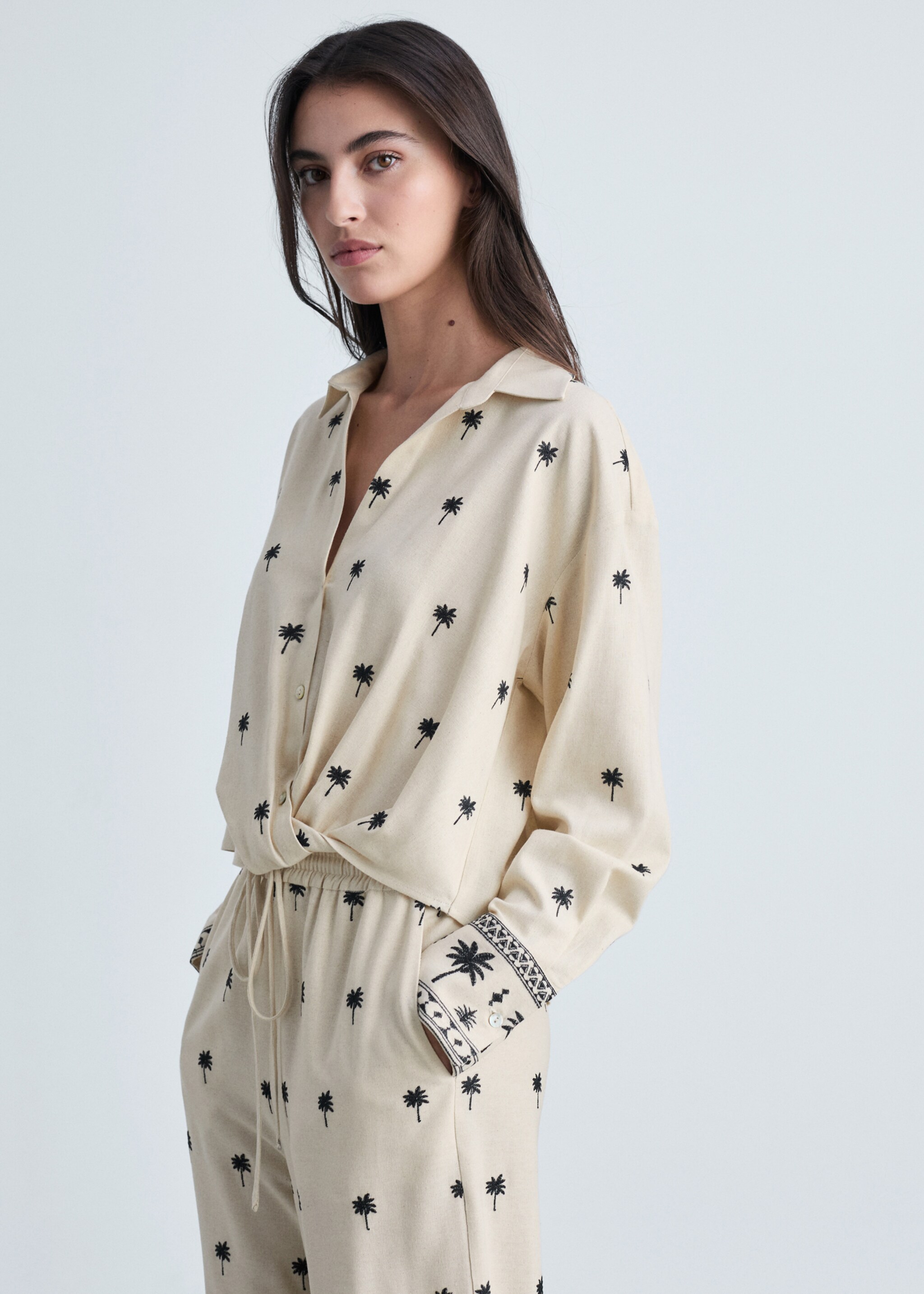 Geborduurde blouse met knoop - Middenvlak, Open beige. Ref: 87064778-00.