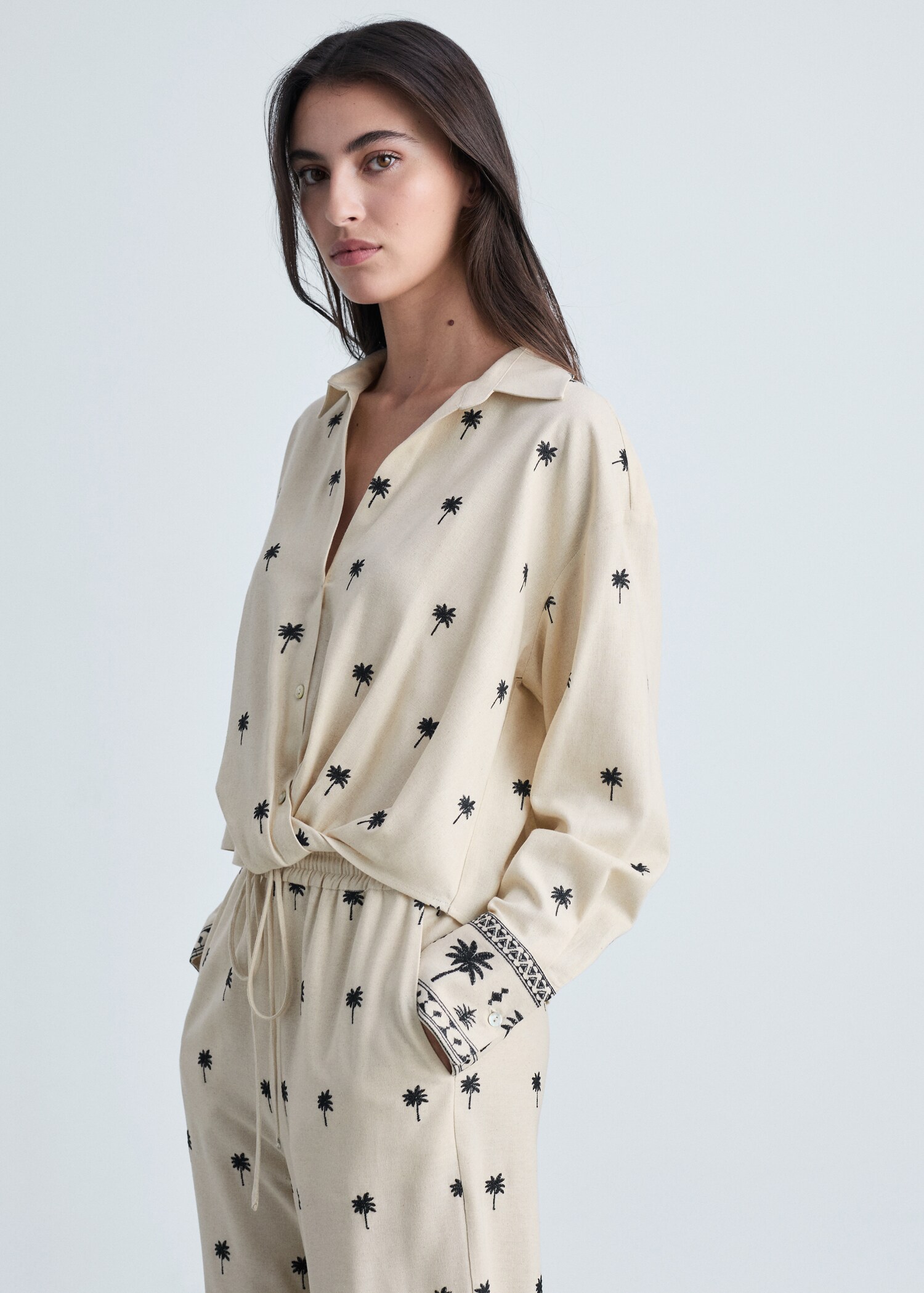 Geborduurde blouse met knoop - Middenvlak