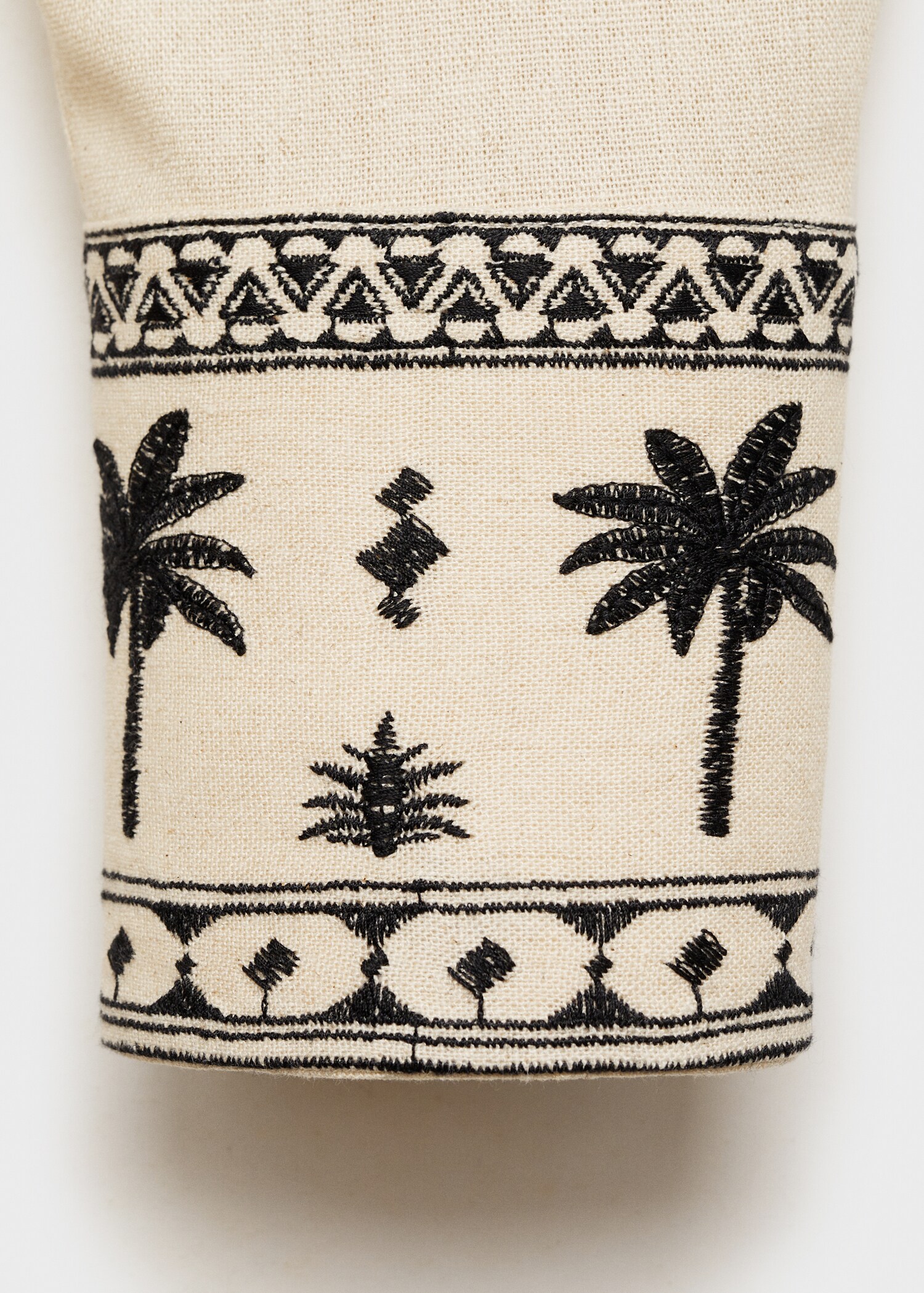 Geborduurde blouse met knoop - Detail van het artikel 0