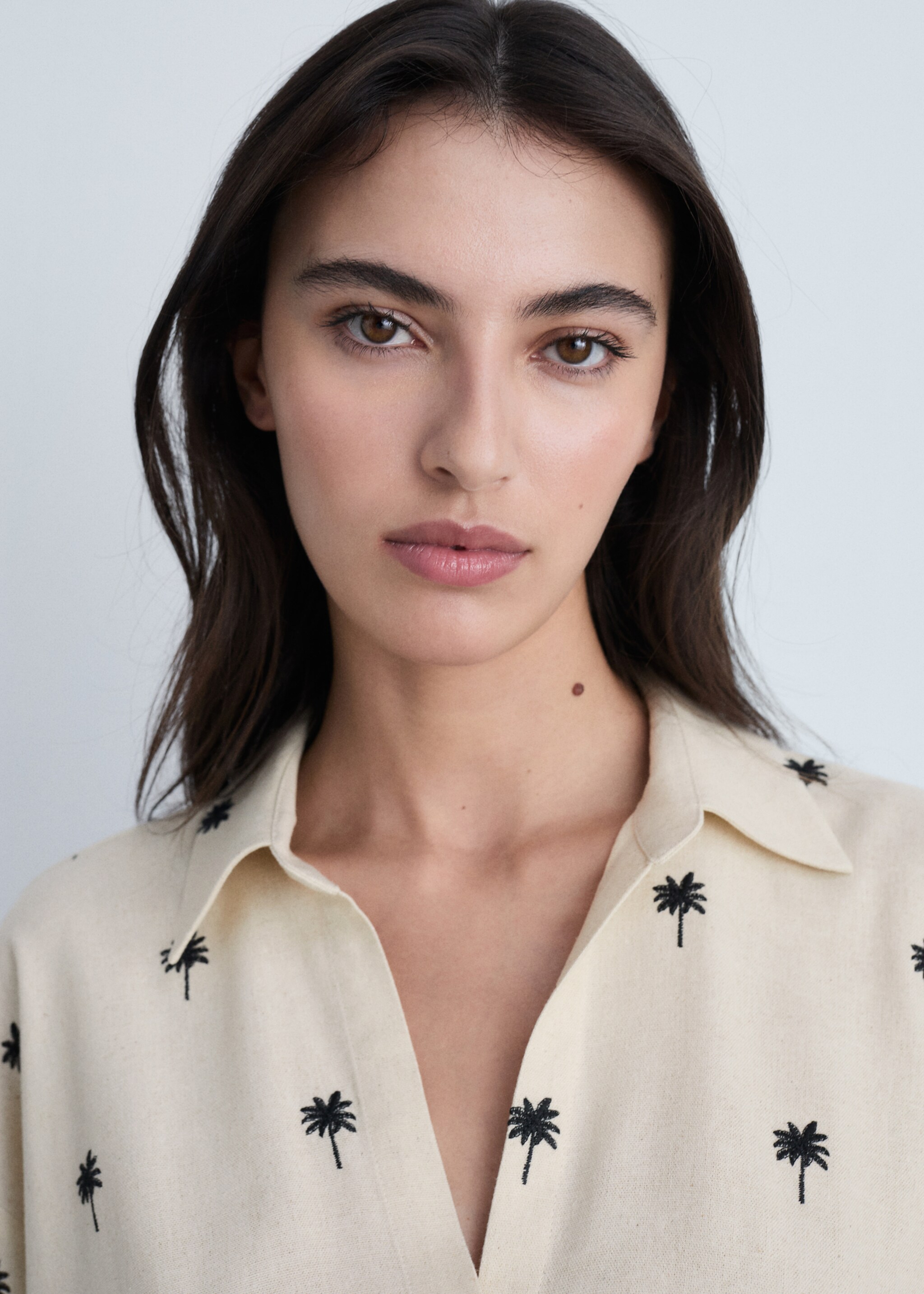 Geborduurde blouse met knoop - Detail van het artikel 1, Open beige. Ref: 87064778-00.