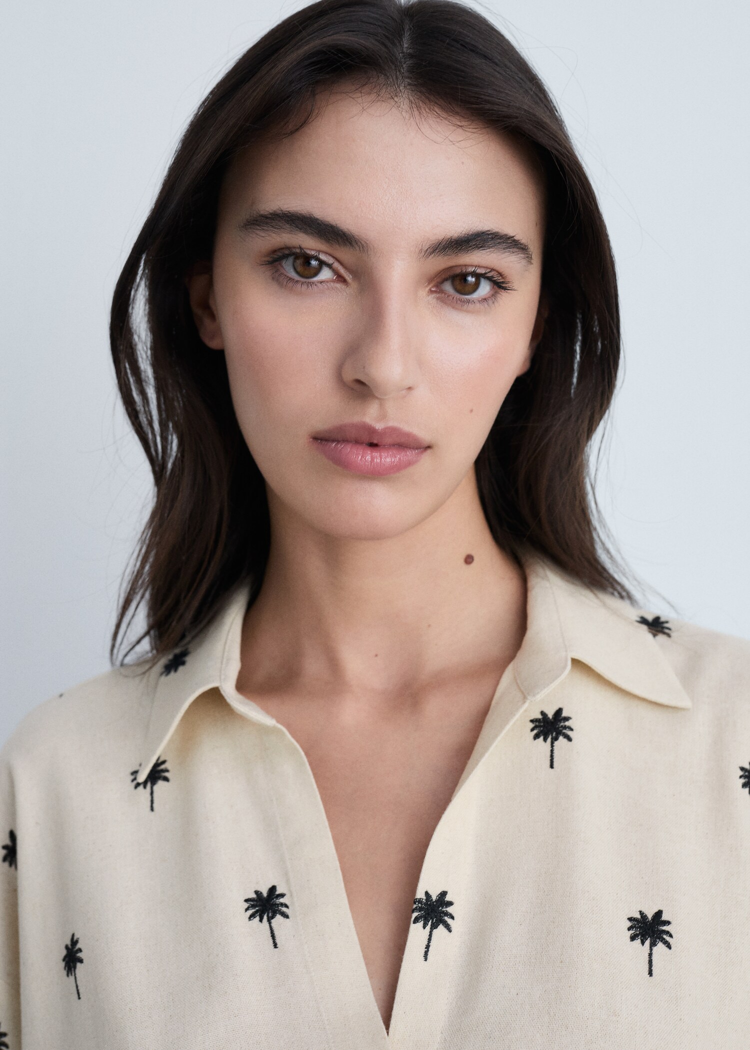 Geborduurde blouse met knoop - Detail van het artikel 1