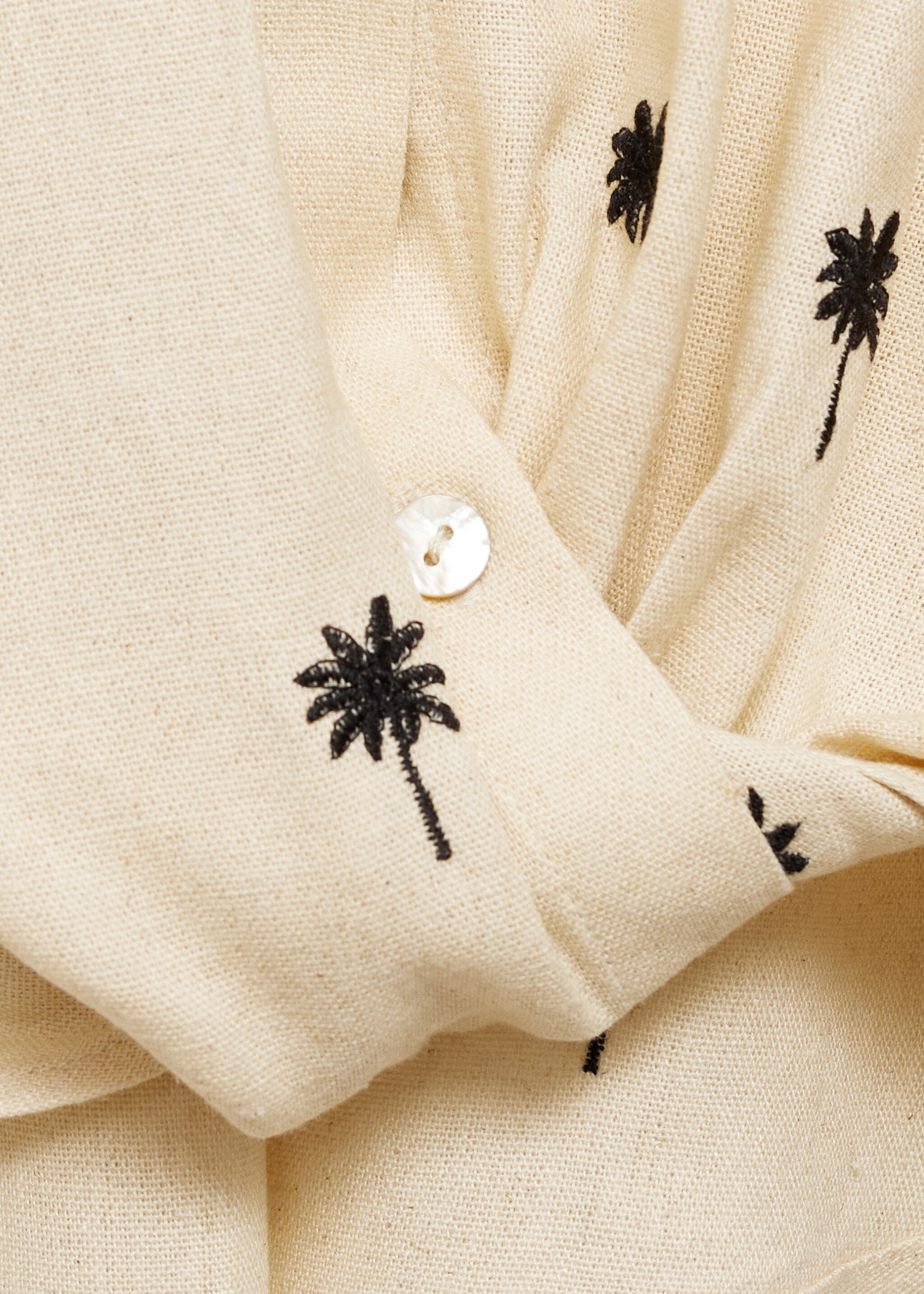 Geborduurde blouse met knoop - Detail van het artikel 8, Open beige. Ref: 87064778-00.