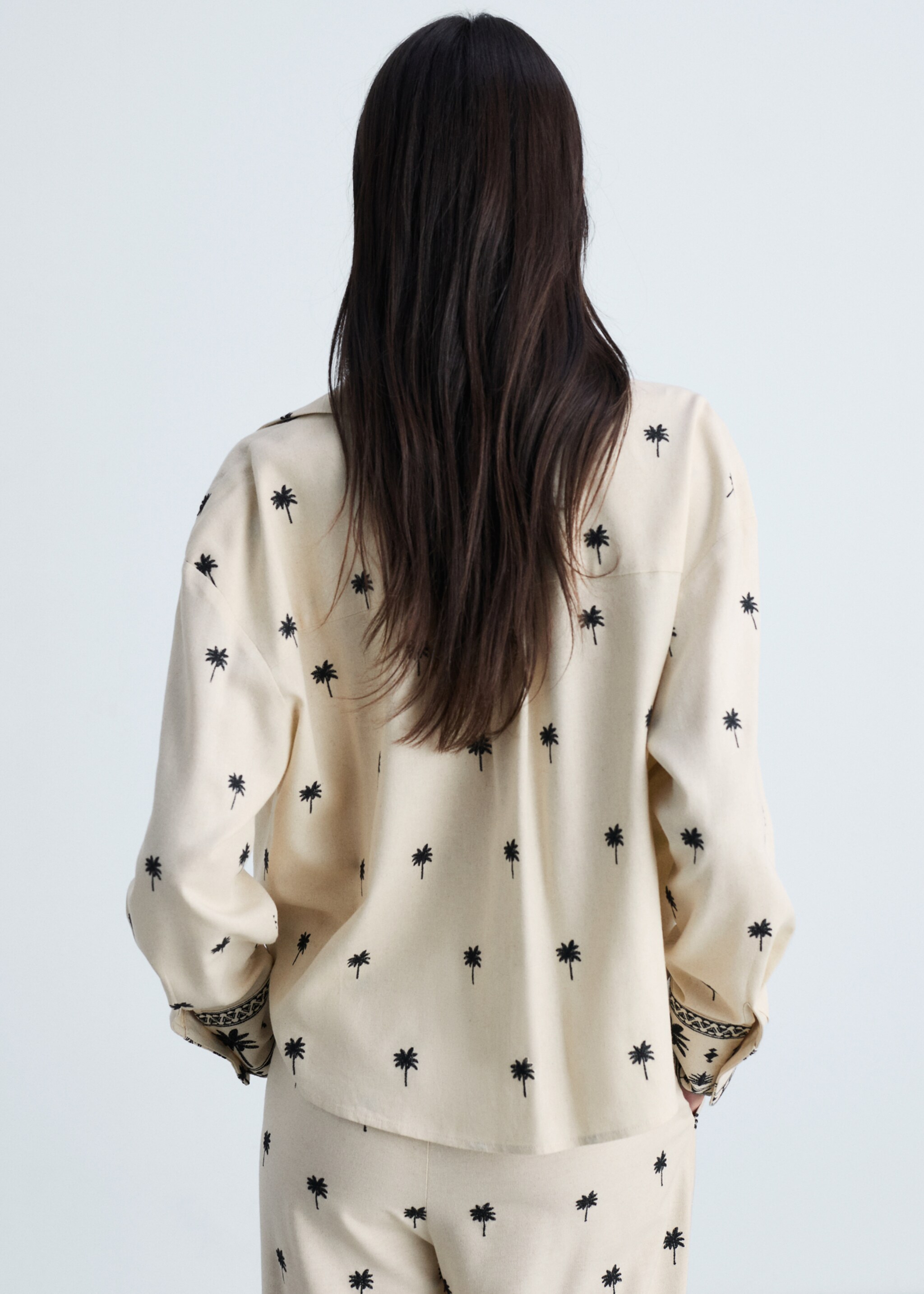 Geborduurde blouse met knoop - Achterkant van het artikel, Open beige. Ref: 87064778-00.