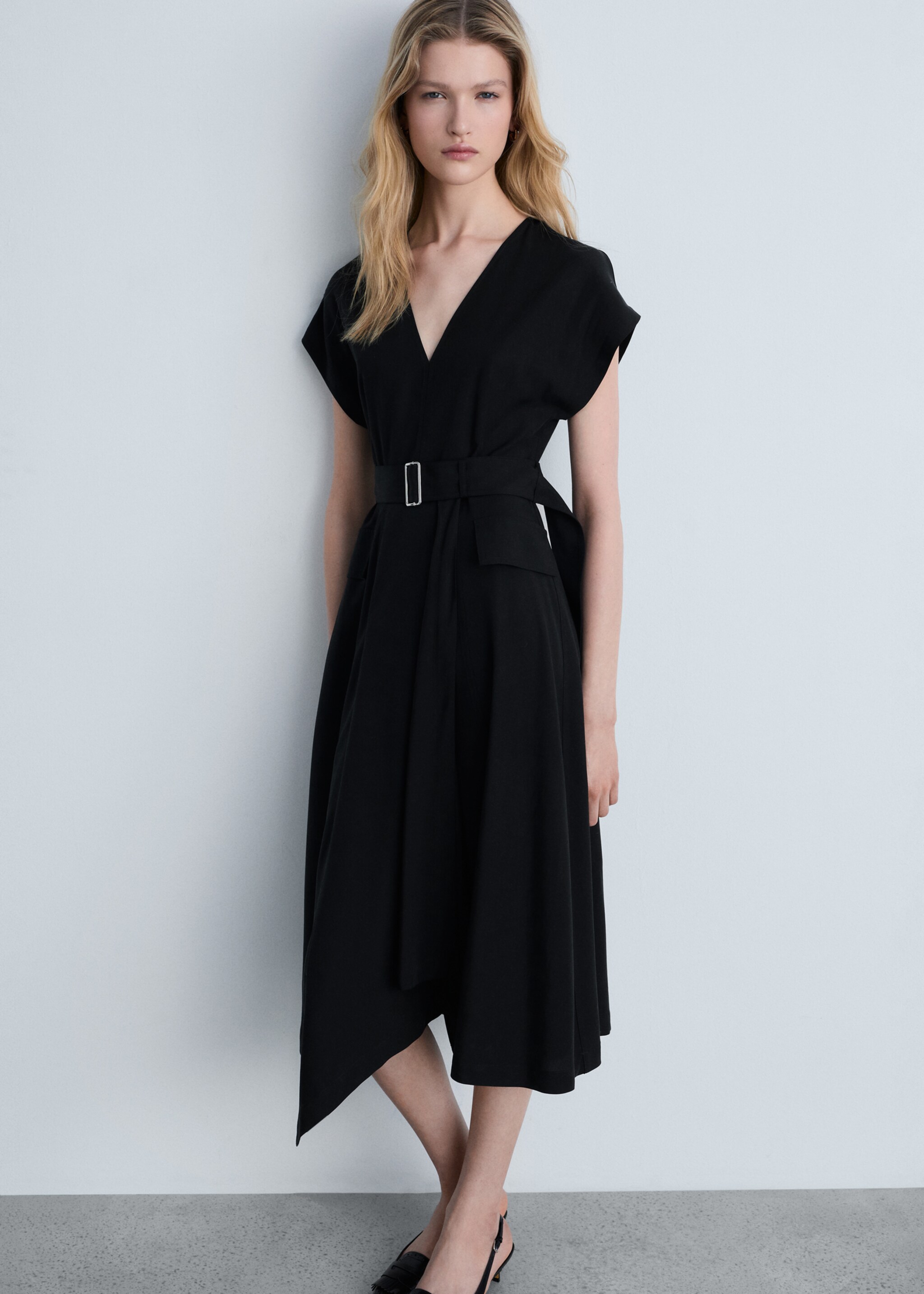 Asymmetrical dress with belt - Medium plane, Black. Ref: 87064801-00.