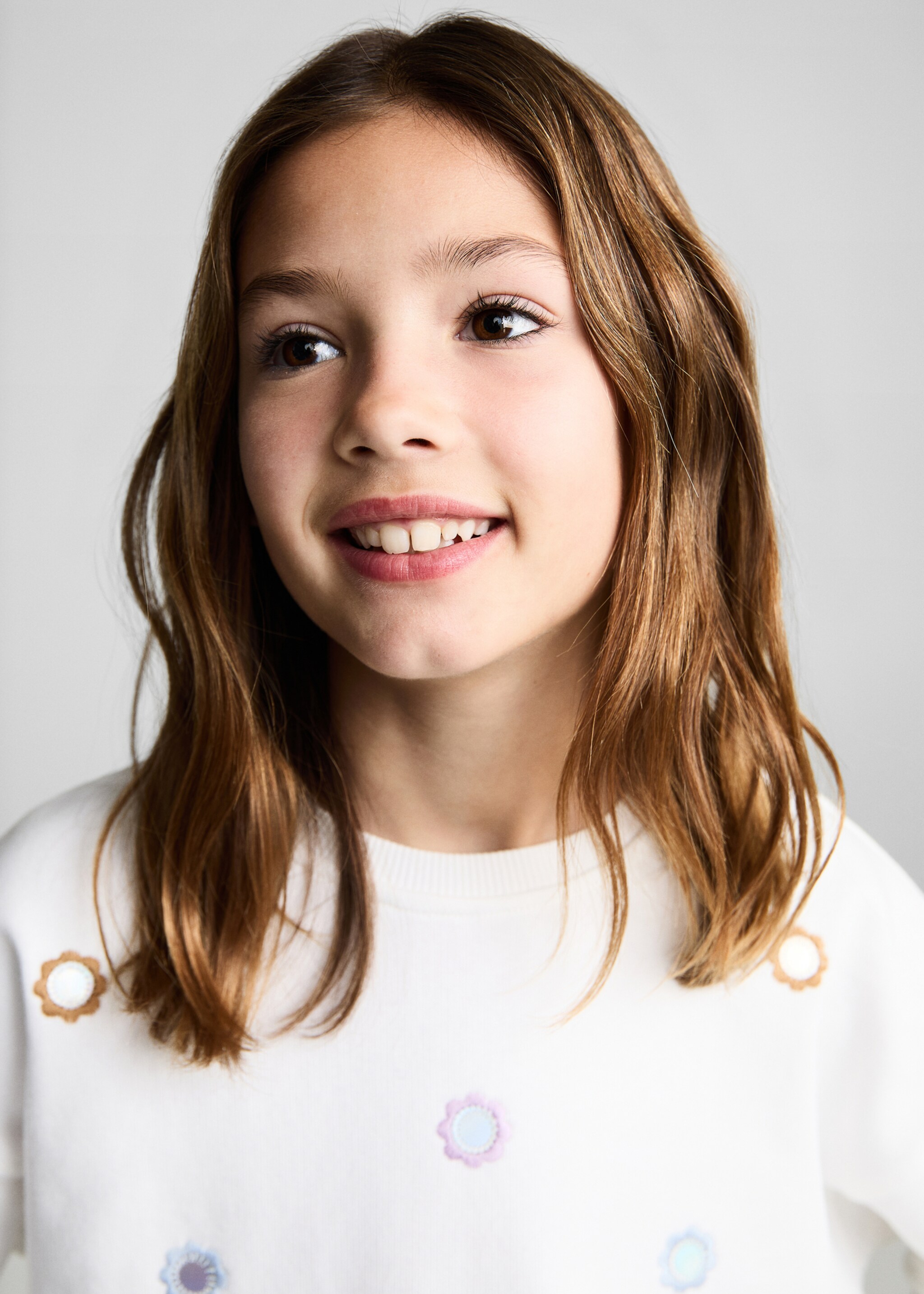 Sudadera apliques flores - Detalle del artículo 1, Blanco roto. Ref: 87064806-00.