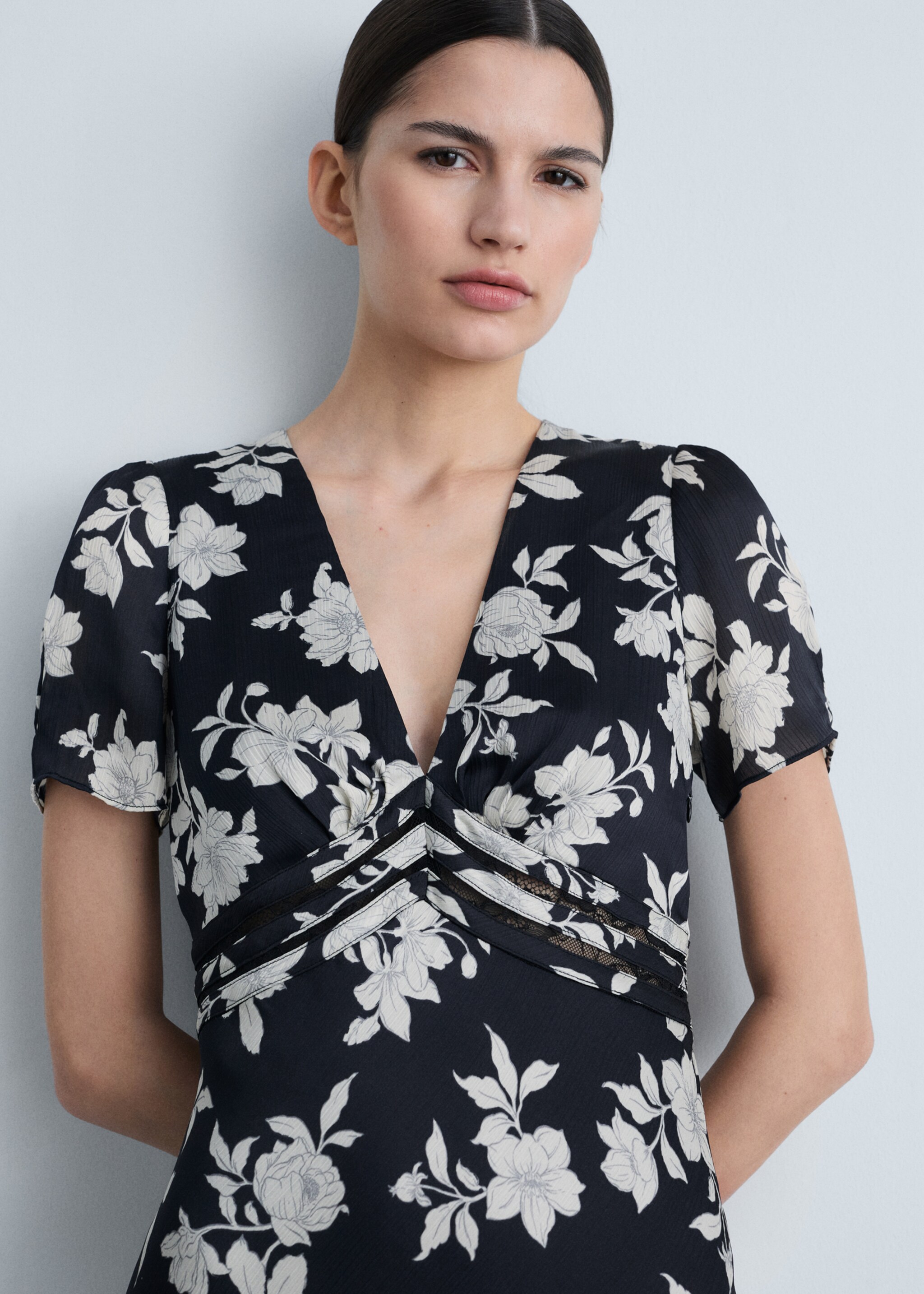 Floral-print flared dress - Details of the article 1, Black. Ref: 87064810-00.