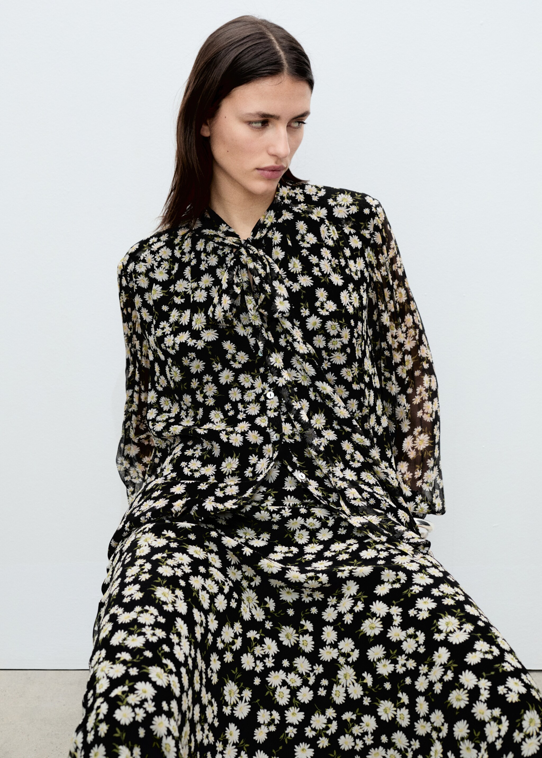 Blouse imprimé floral à nœud - Détail de l'article 2, Noir. Ref: 87065745-00.