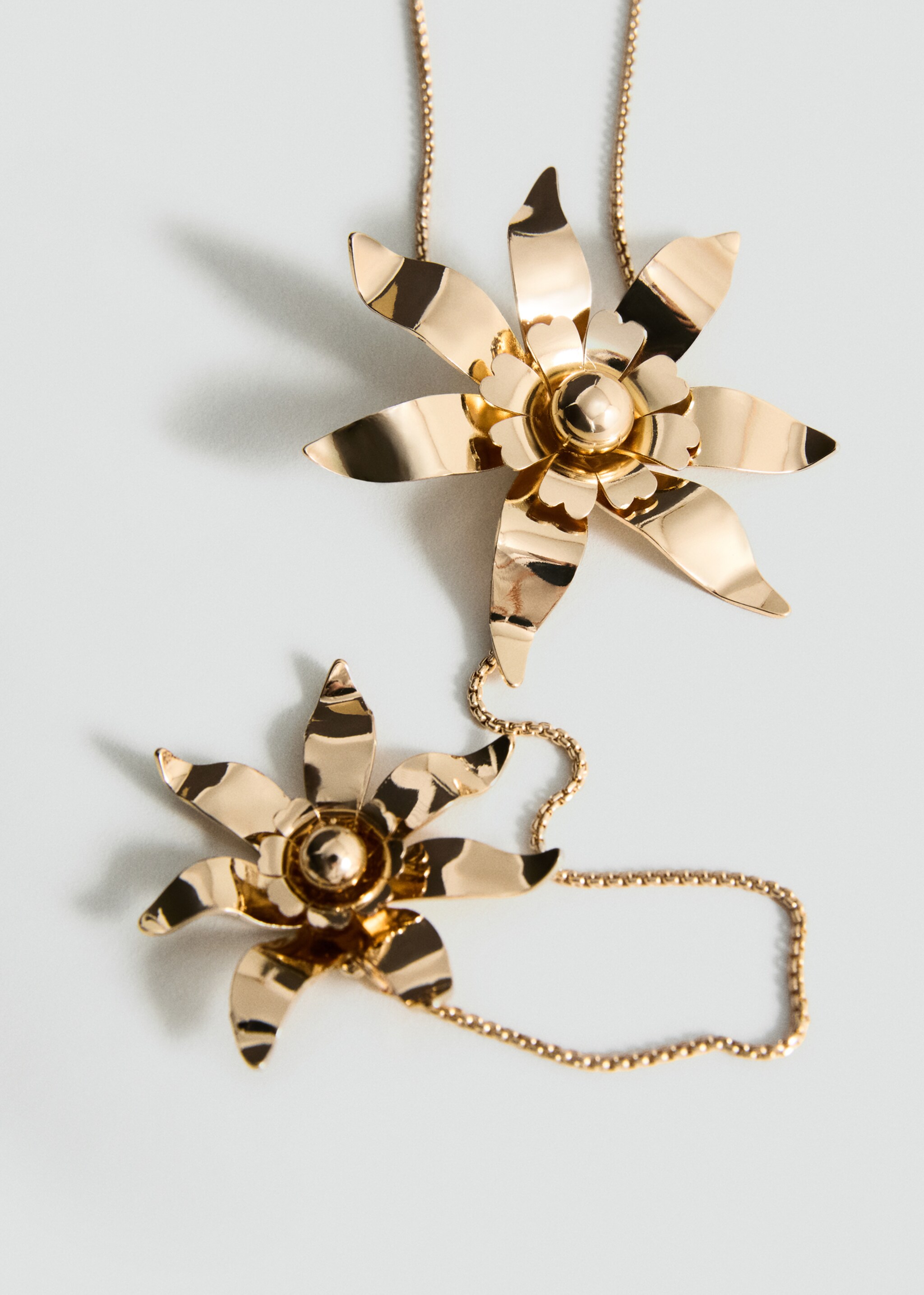 Long flower chain necklace - Medium plane, Gold. Ref: 87065762-00.