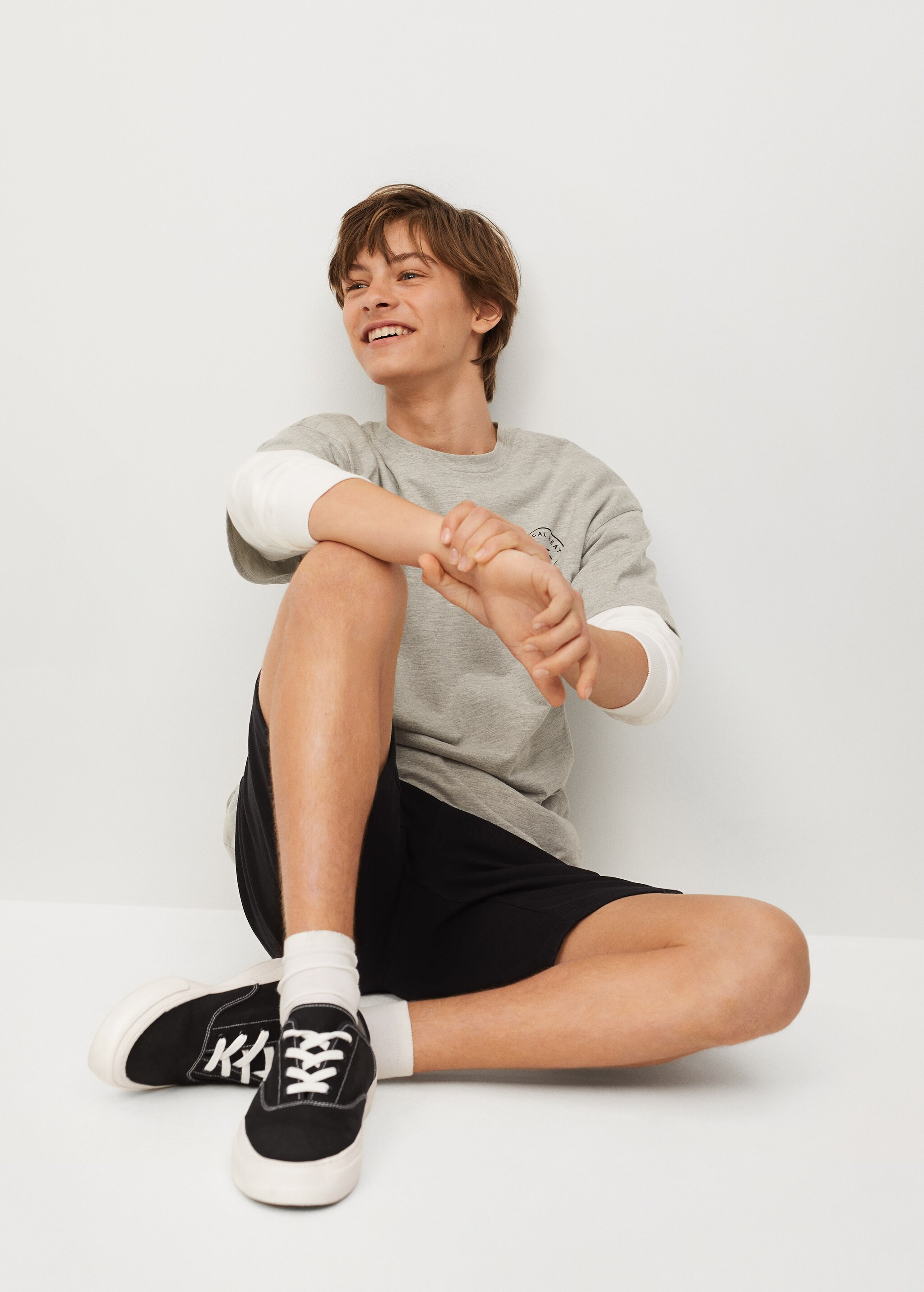 Sneakers mit Kontrastsohle - Mittlere Ansicht