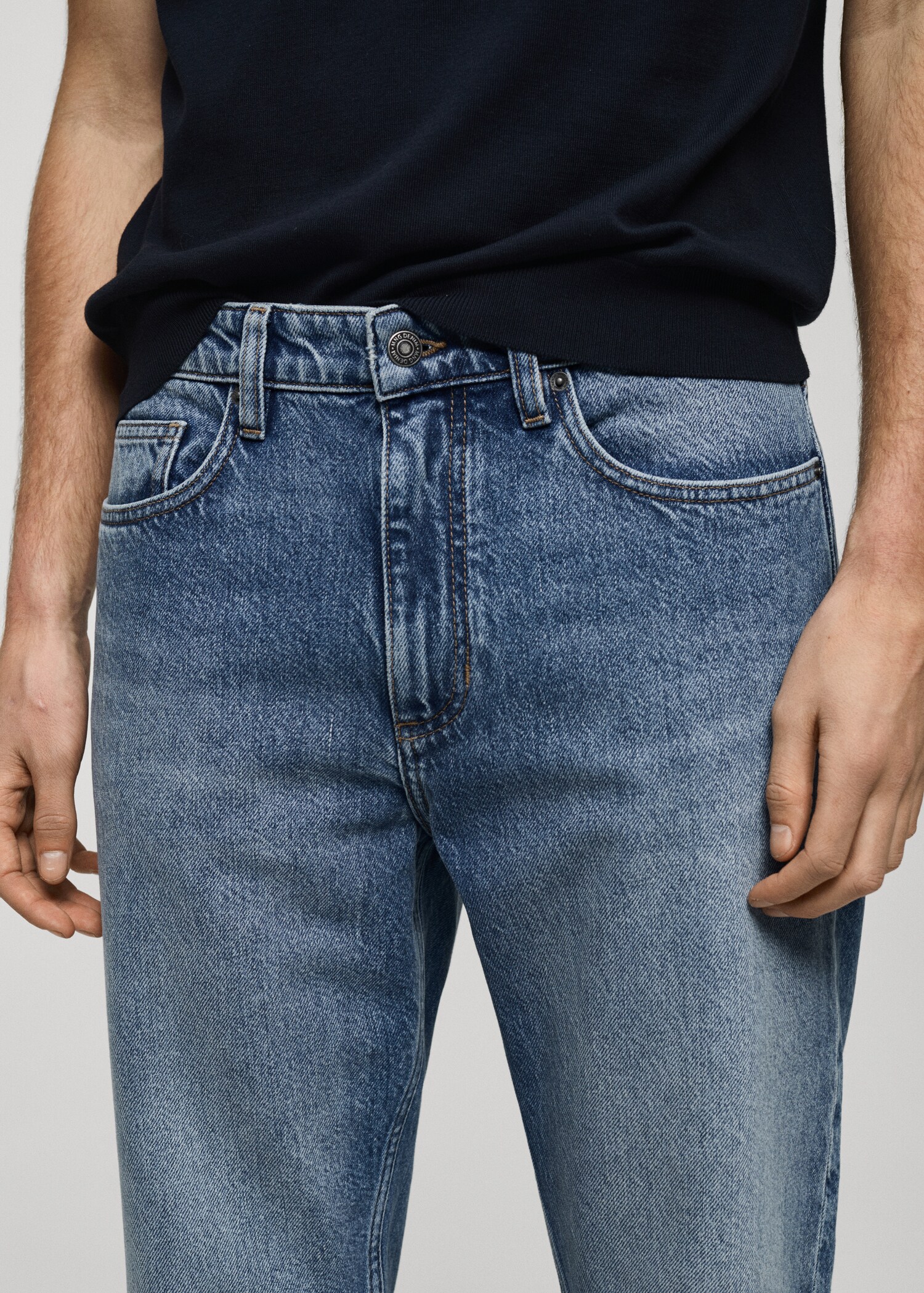 Cropped carrot-fit jeans - Details of the article 1