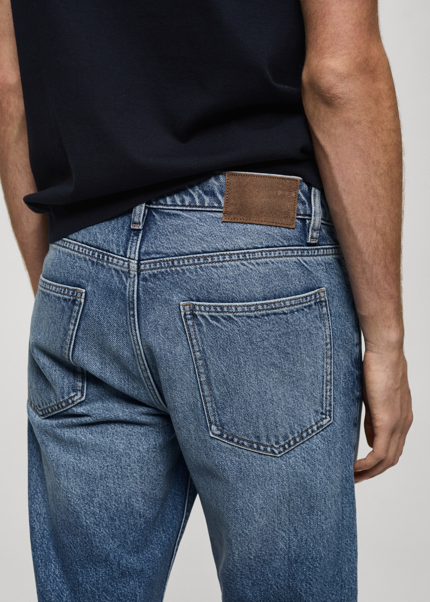 Cropped carrot-fit jeans - Details of the article 6