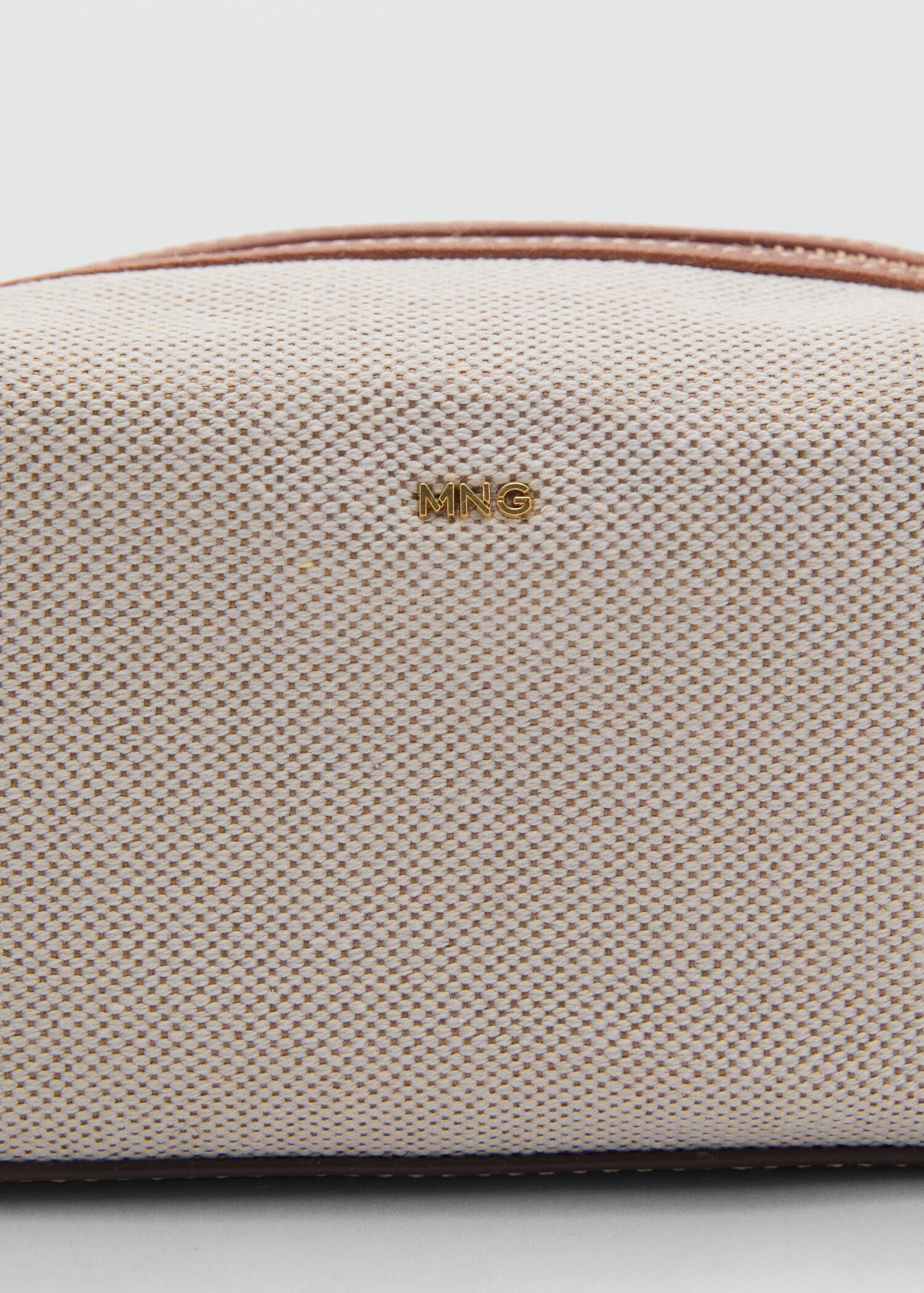 Canvas toiletry bag with contrasting zip - Details of the article 1