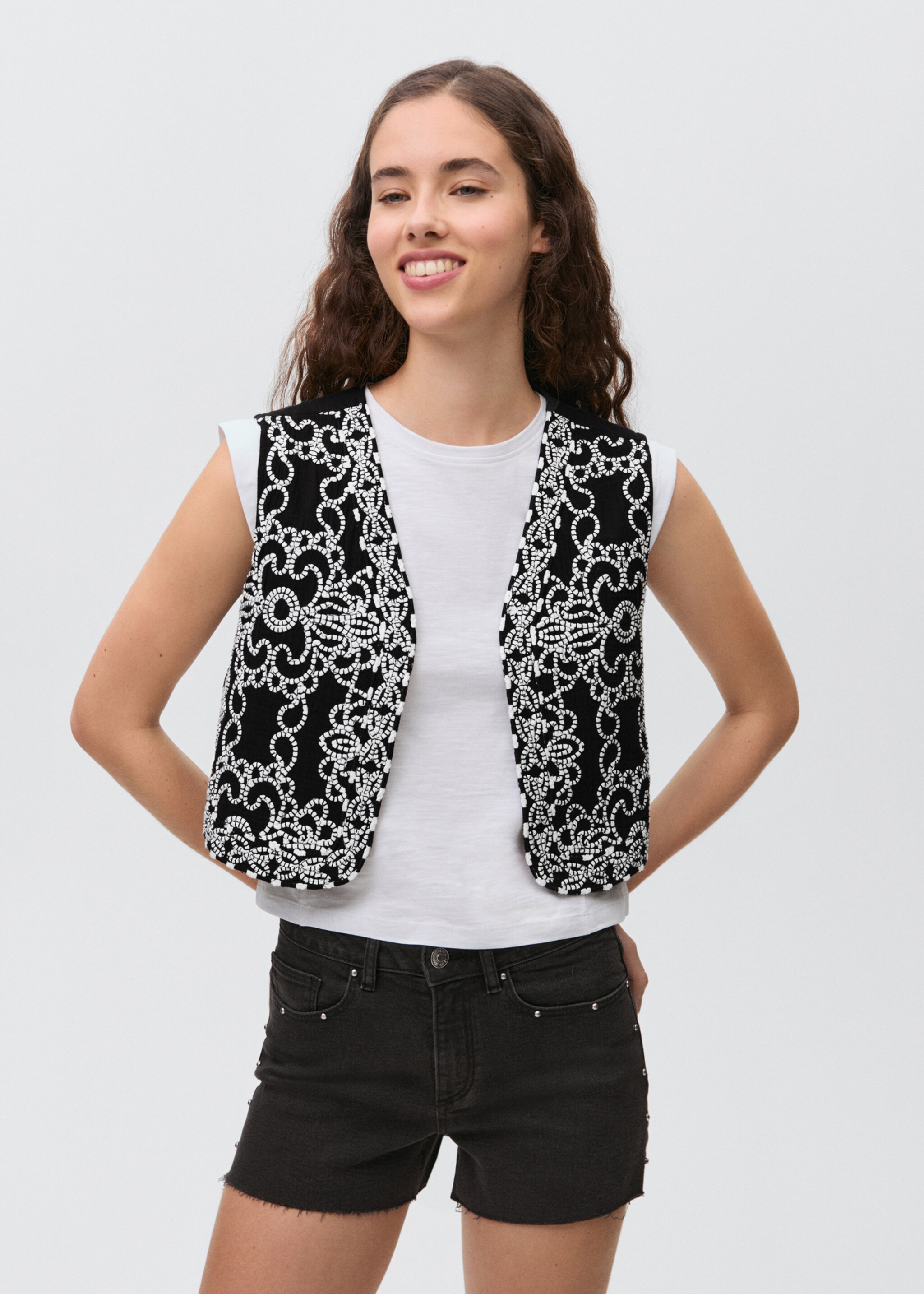 Gilet brodé - Plan moyen, Blanc cassé. Ref: 87066355-00.