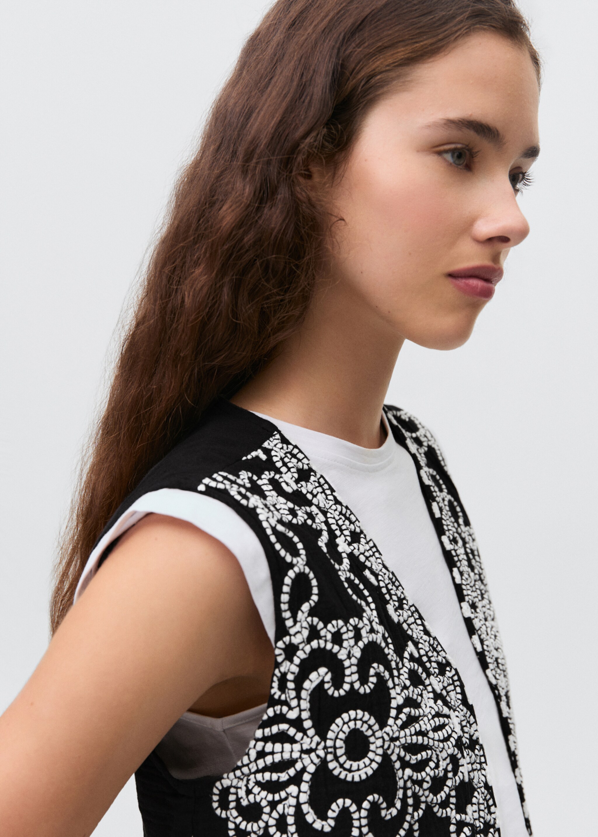 Gilet brodé - Détail de l'article 1, Blanc cassé. Ref: 87066355-00.