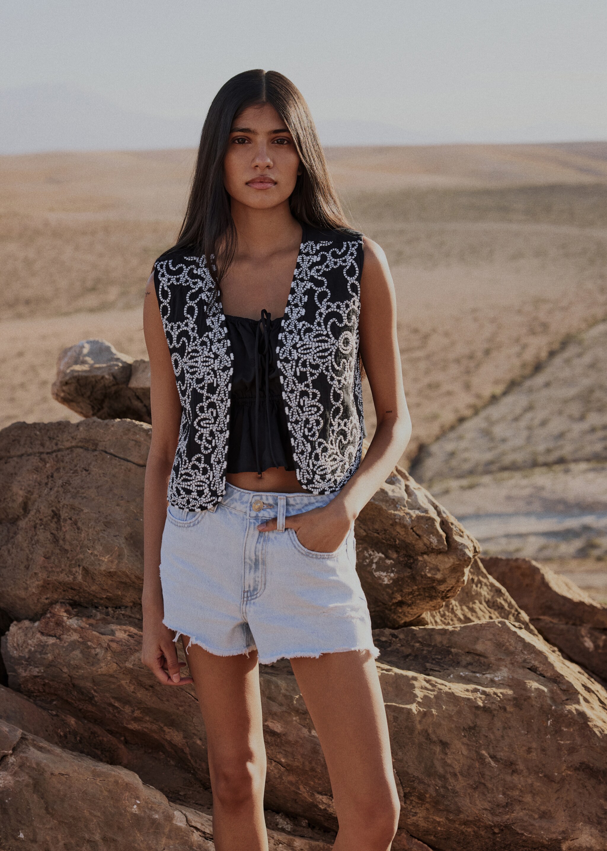 Gilet brodé - Détail de l'article 5, Blanc cassé. Ref: 87066355-00.