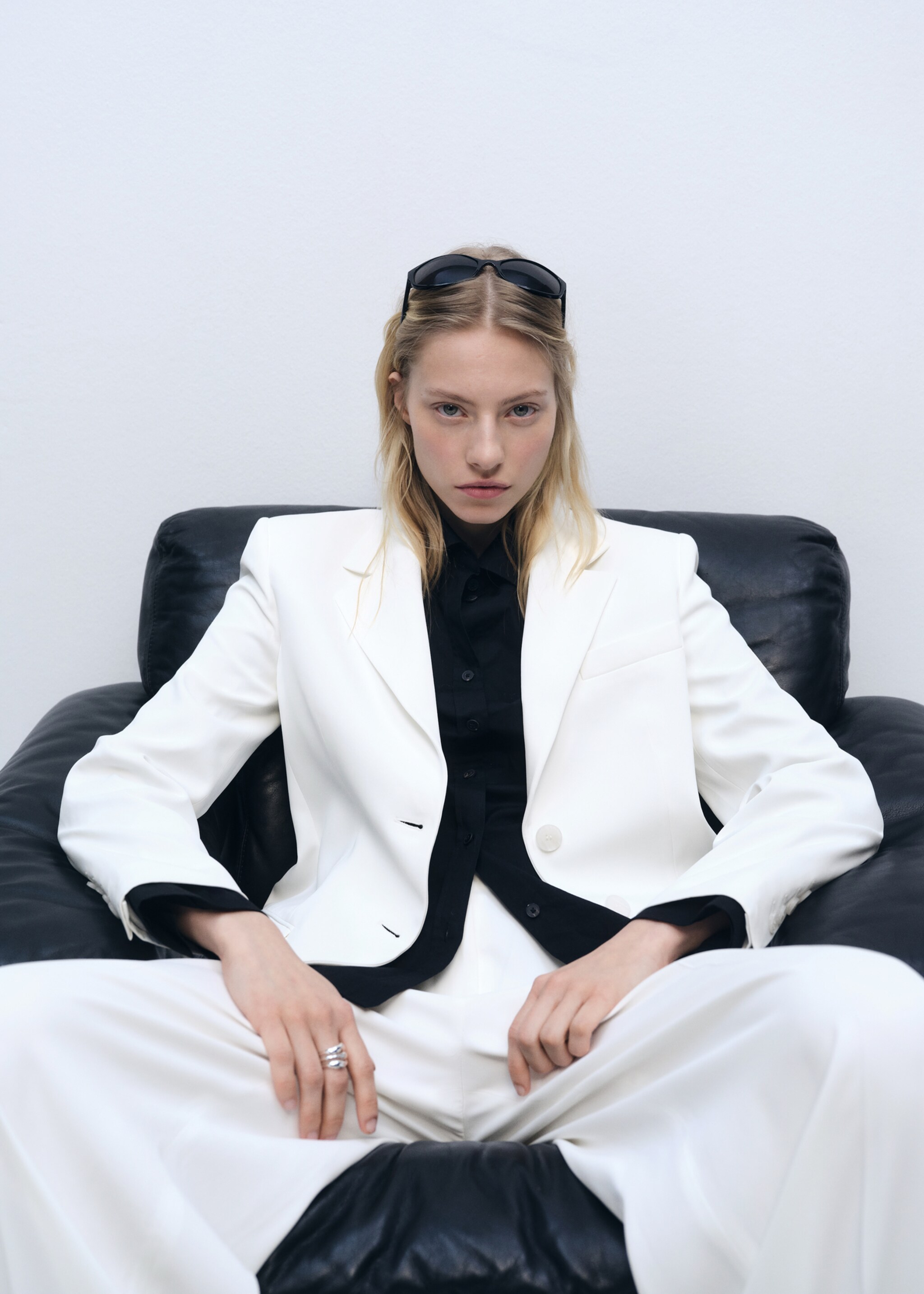 Straight button suit blazer - Details of the article 2, White. Ref: 87066373-00.