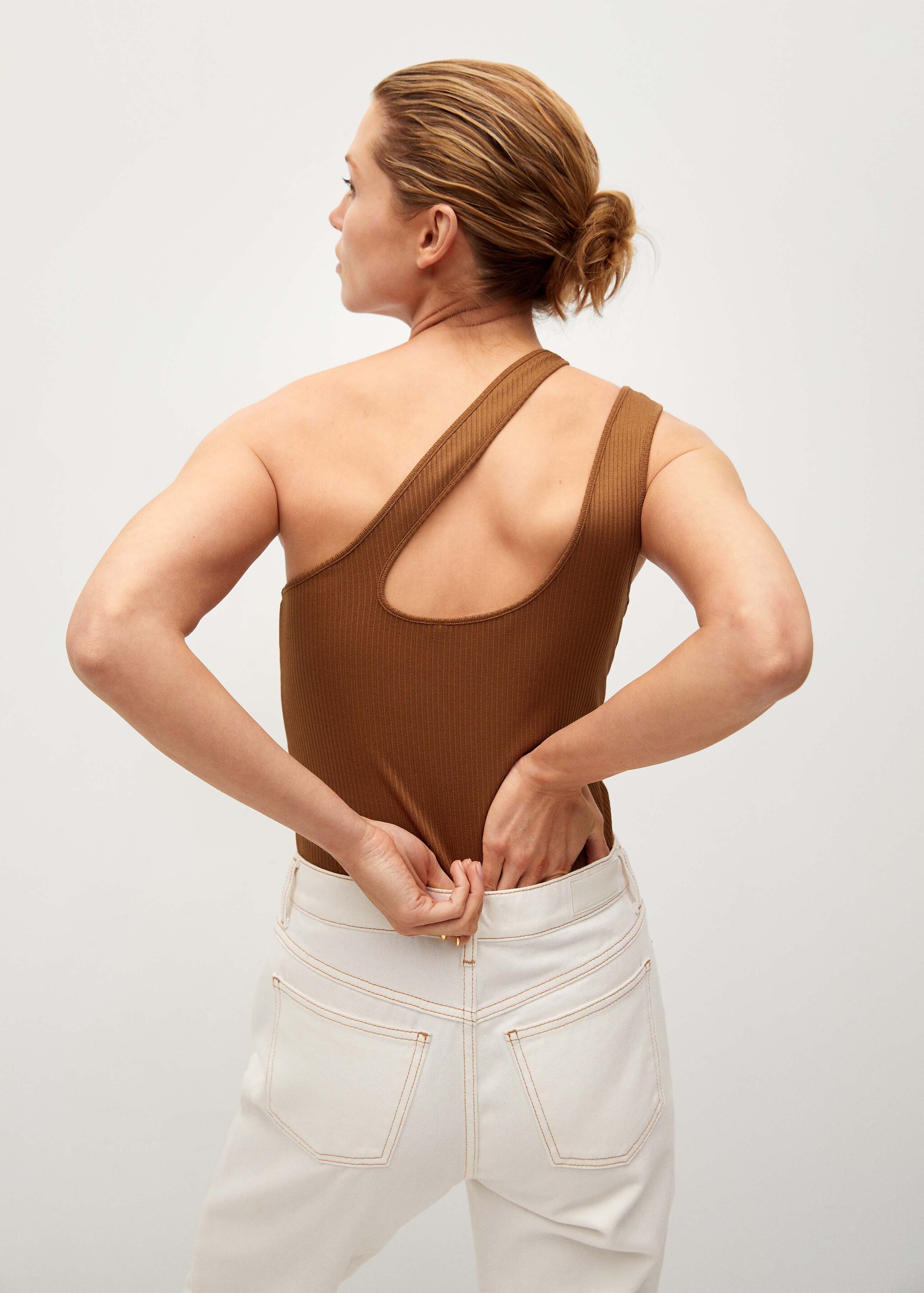 Asymmetric design top - Reverse of the article