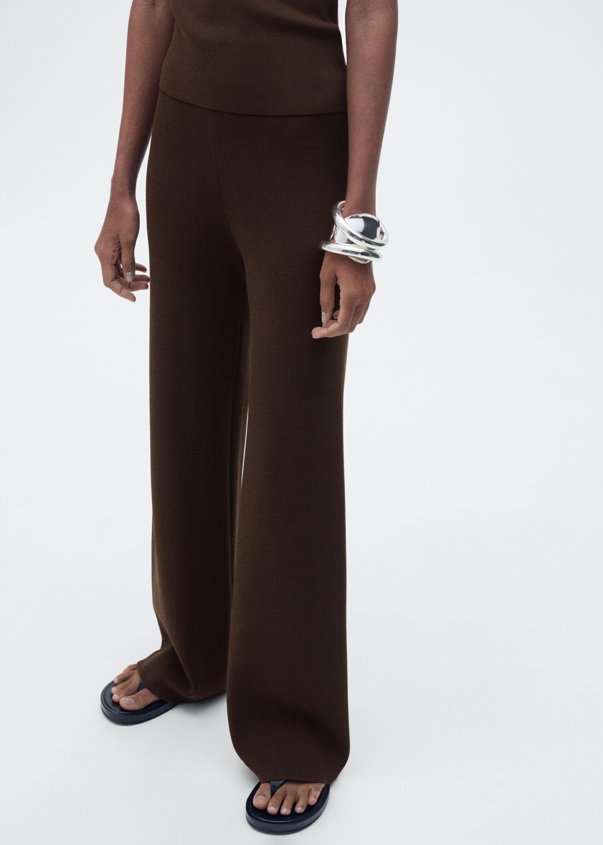 Straight knitted trousers - Medium plane, Chocolate. Ref: 87067172-00.
