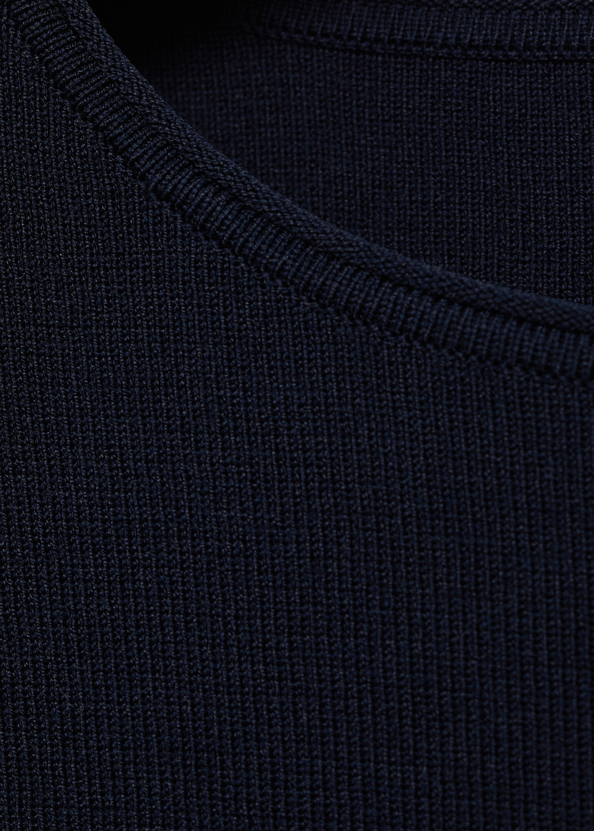 Asymmetrical low knit jersey - Details of the article 8, Navy. Ref: 87067182-00.