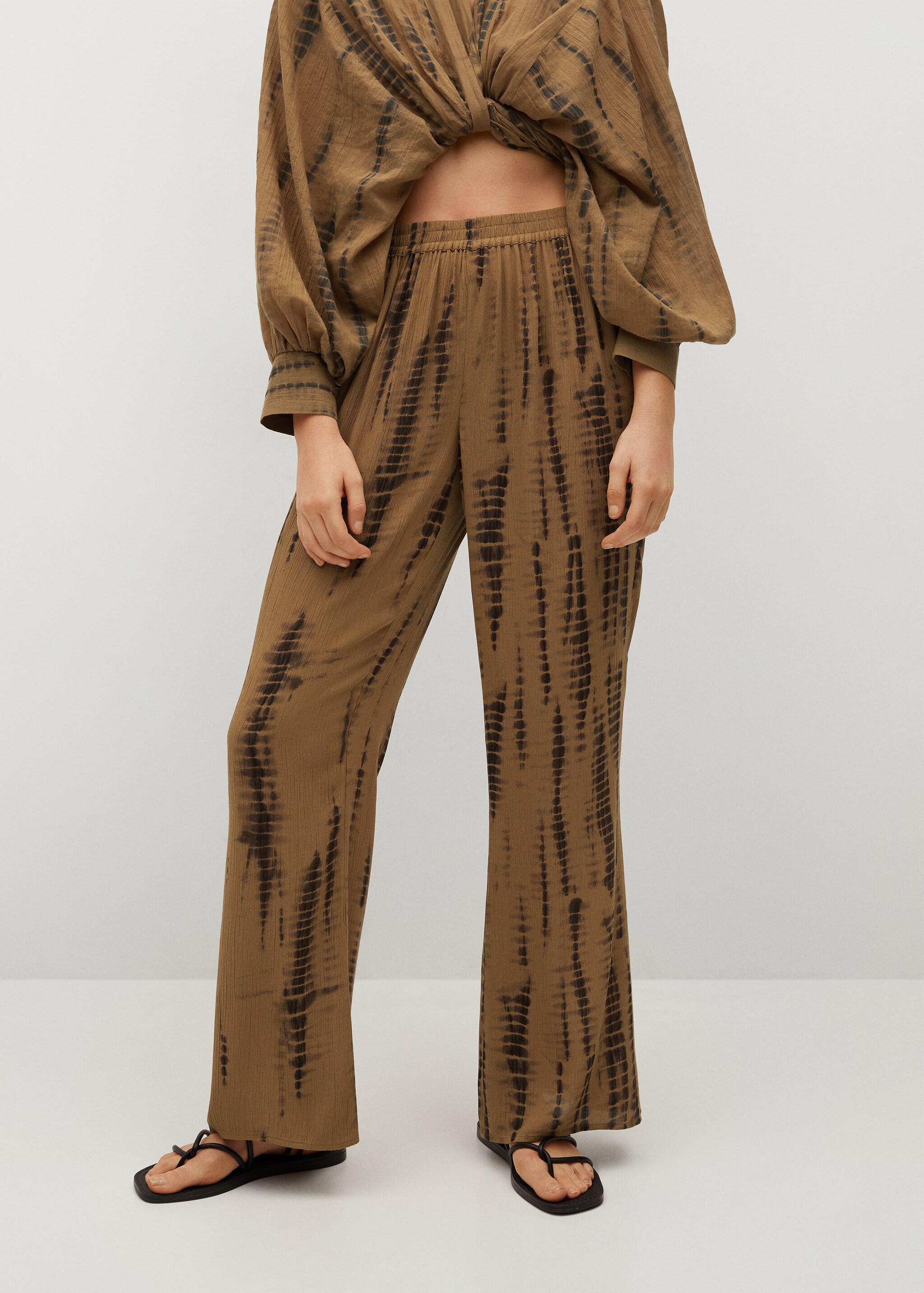 Pantalón fluido estampado - Plano medio