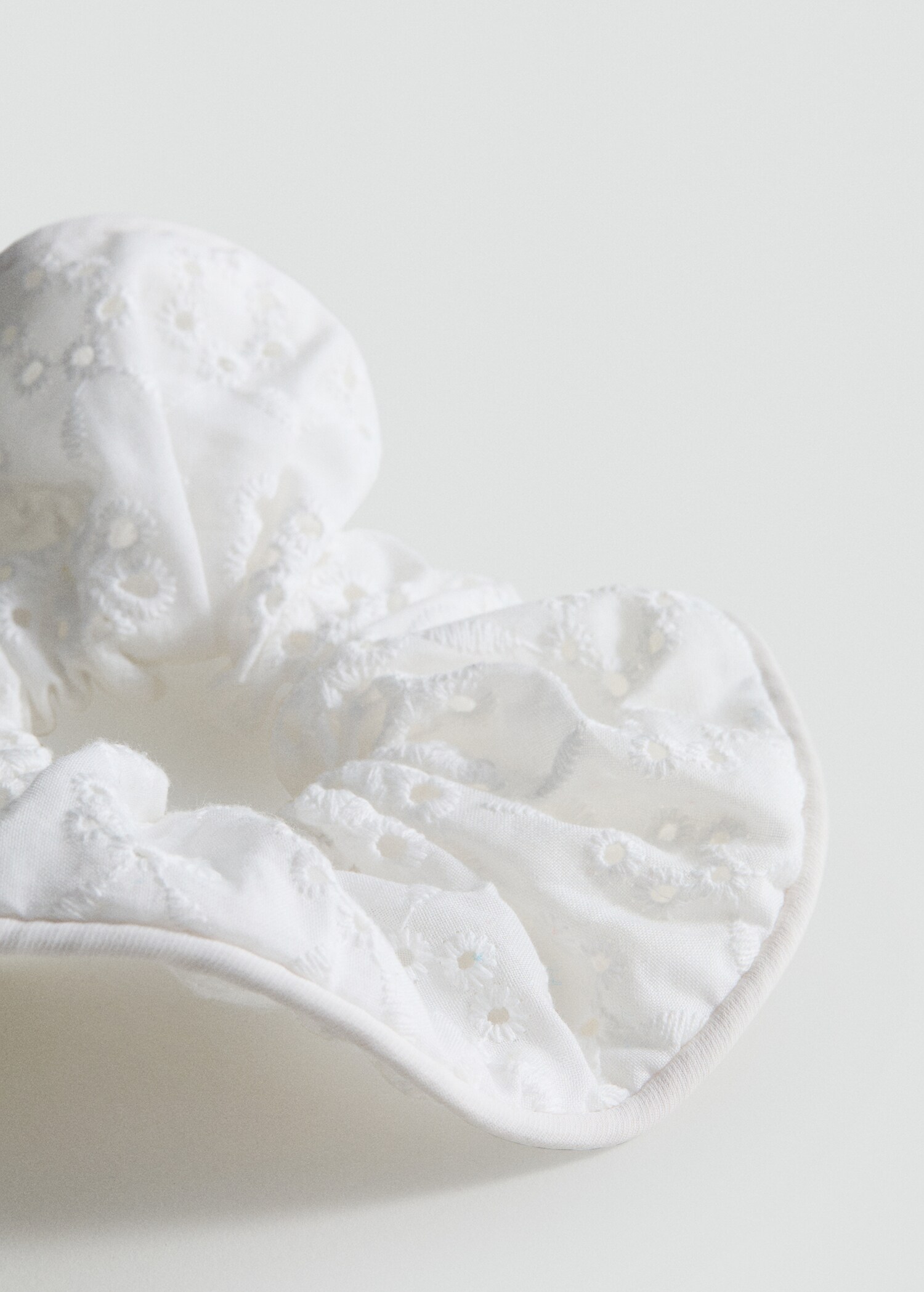 Chouchou fleuri avec détails ajourés - Plan moyen