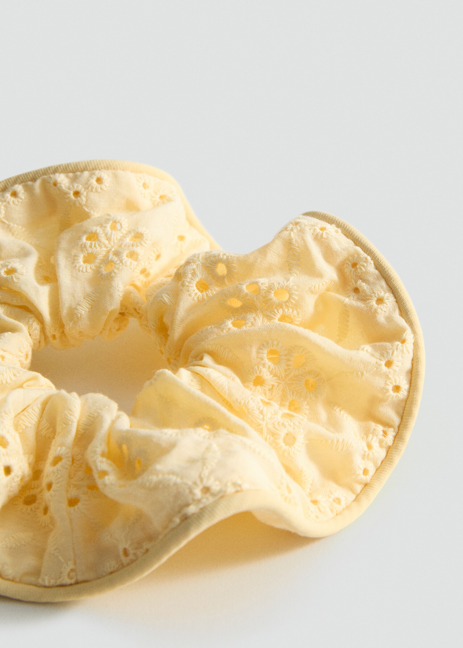 Chouchou fleuri avec détails ajourés - Détail de l'article 1