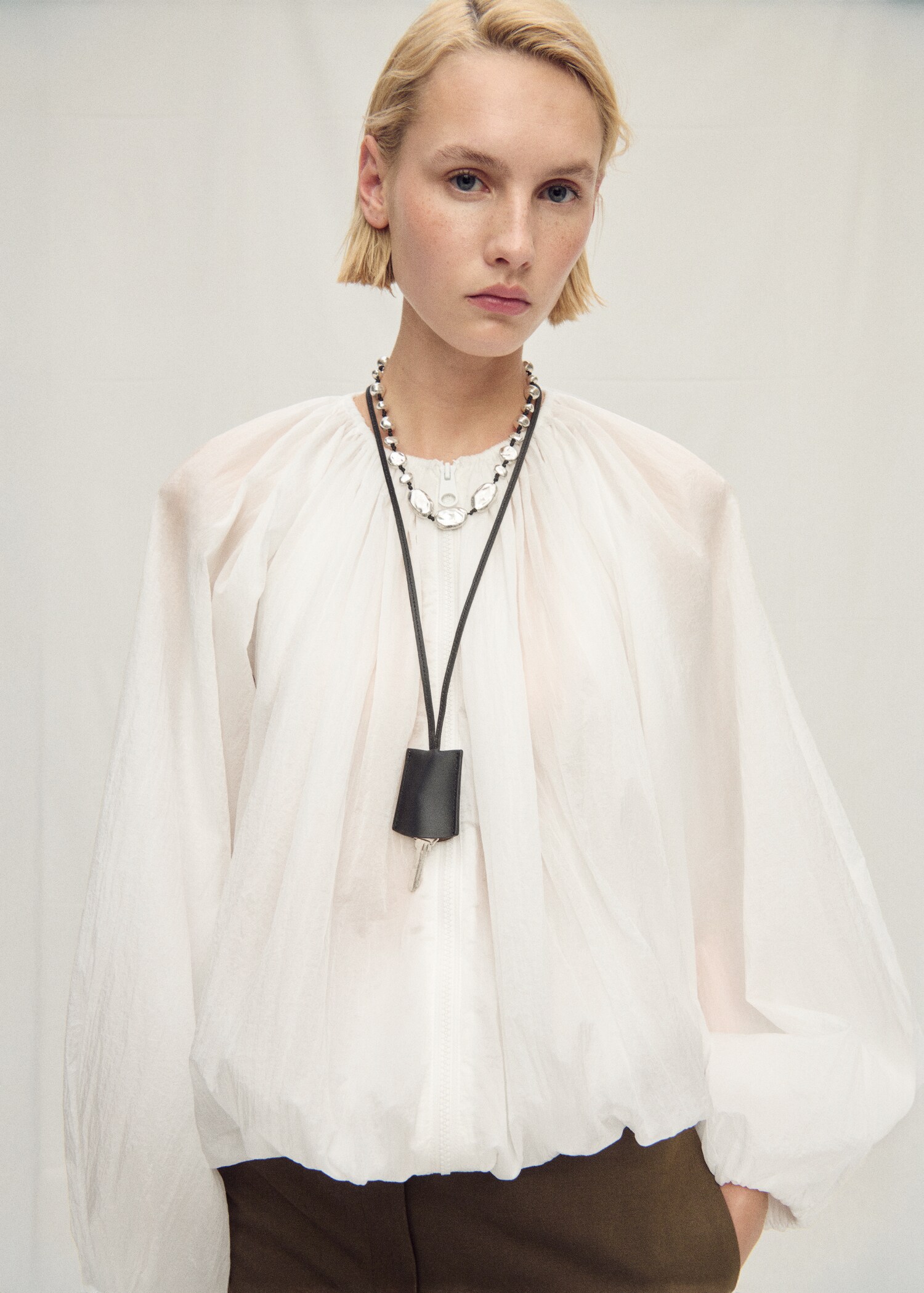 Chaqueta semitransparente fruncida - Plano medio