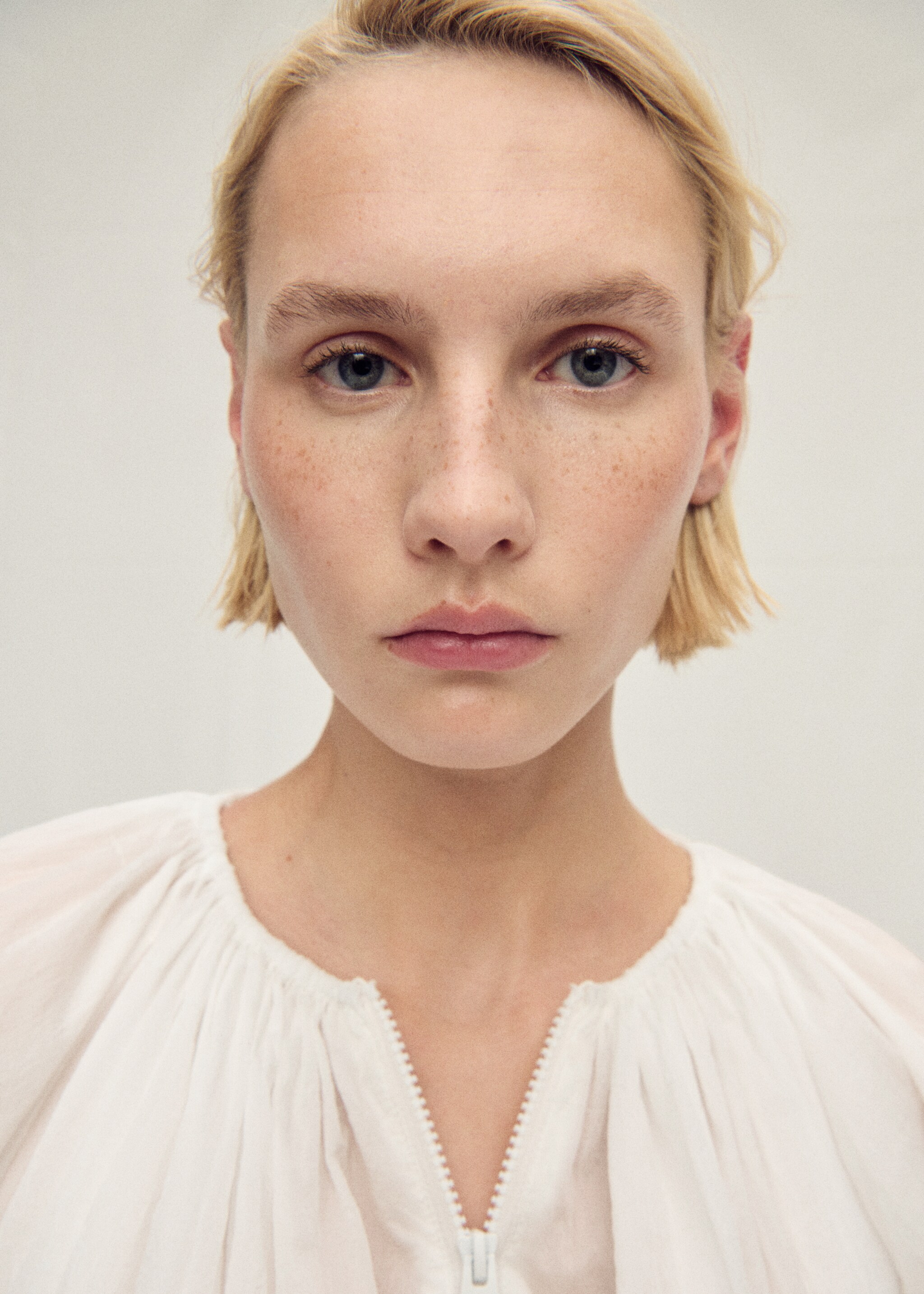 Chaqueta semitransparente fruncida - Detalle del artículo 2, Blanco. Ref: 87067711-00.