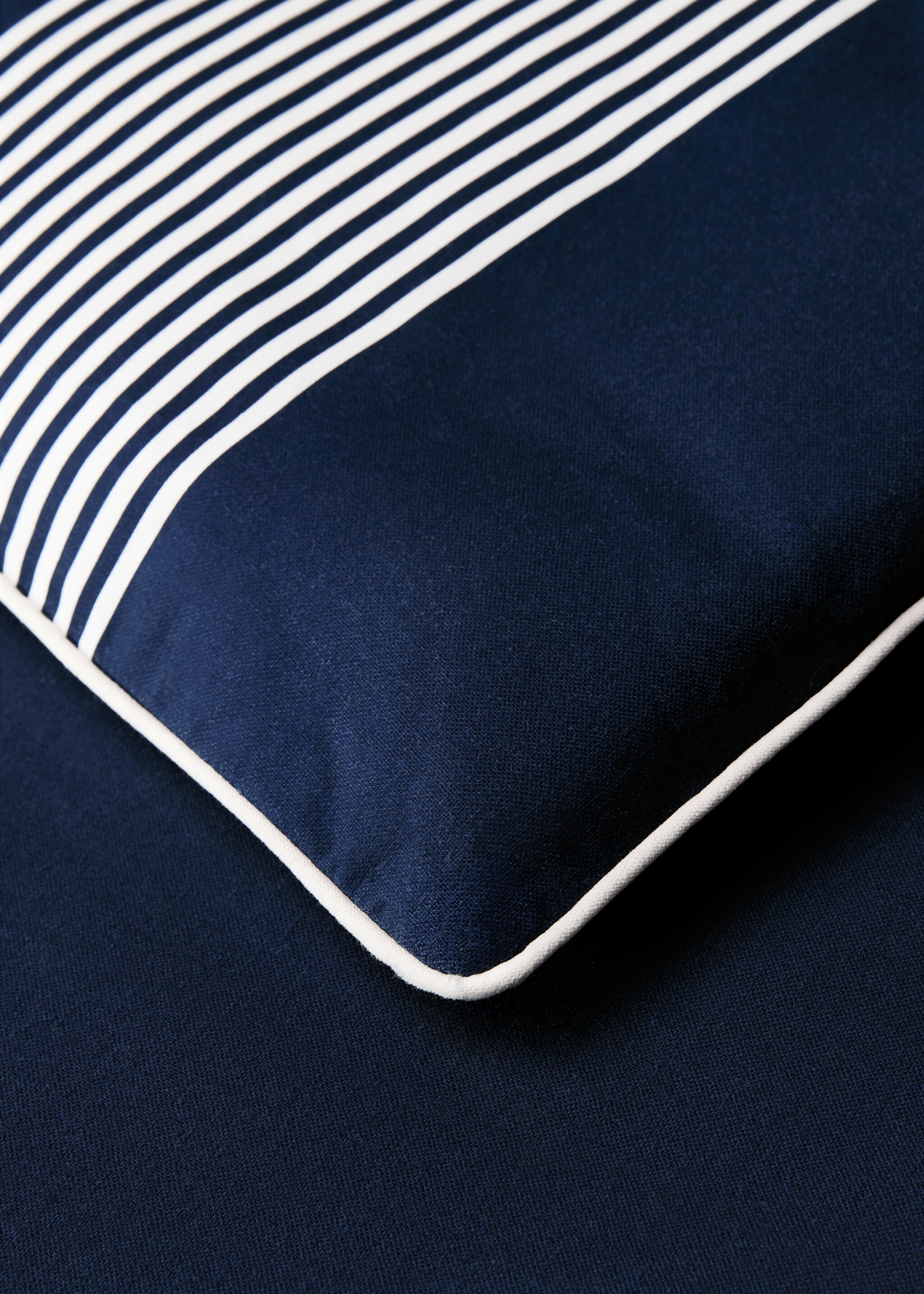 Waterproof reversible striped sun lounger topper - Details of the article 3, Navy. Ref: 87067898-00.