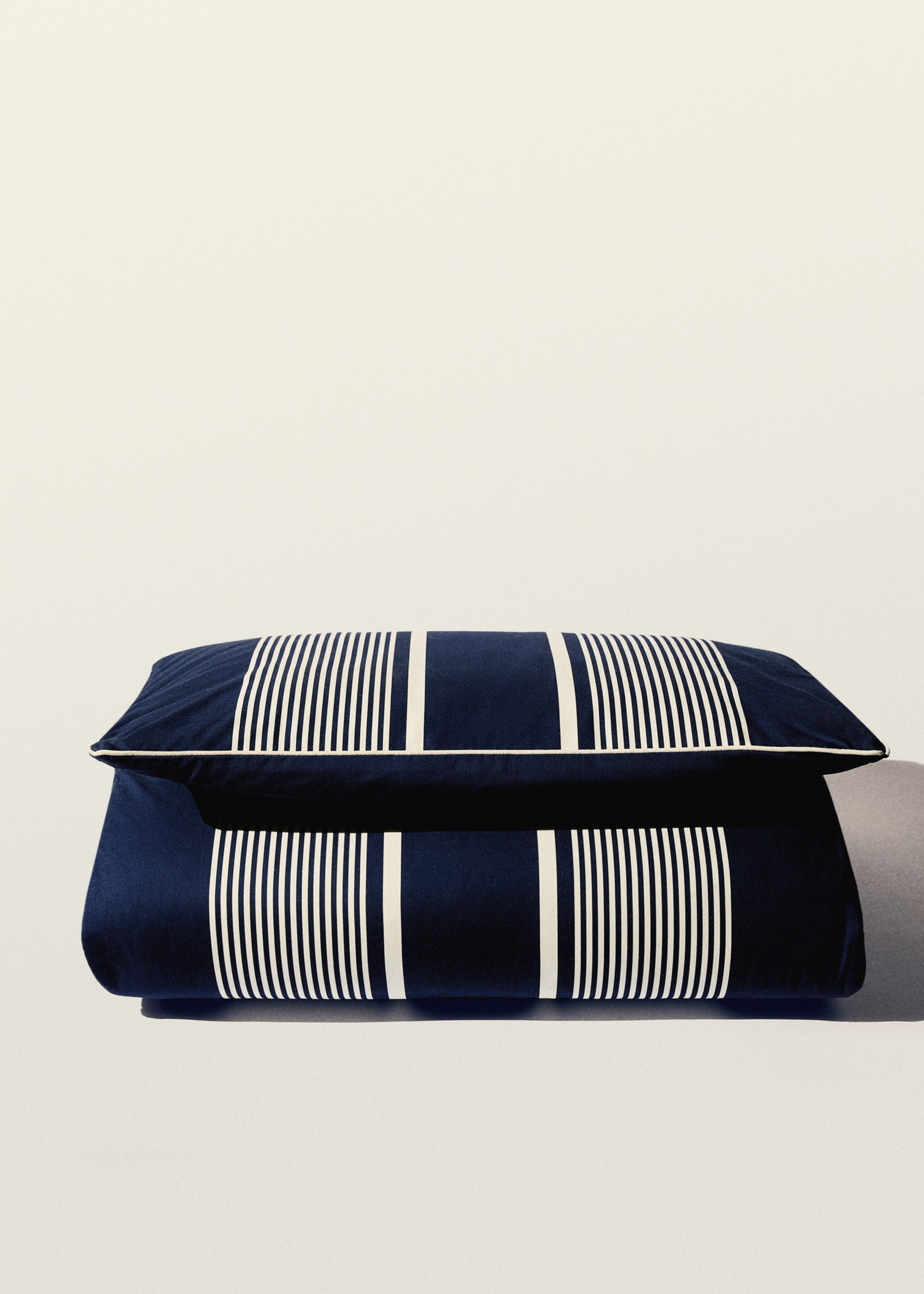 Waterproof reversible striped sun lounger topper - Details of the article 8, Navy. Ref: 87067898-00.