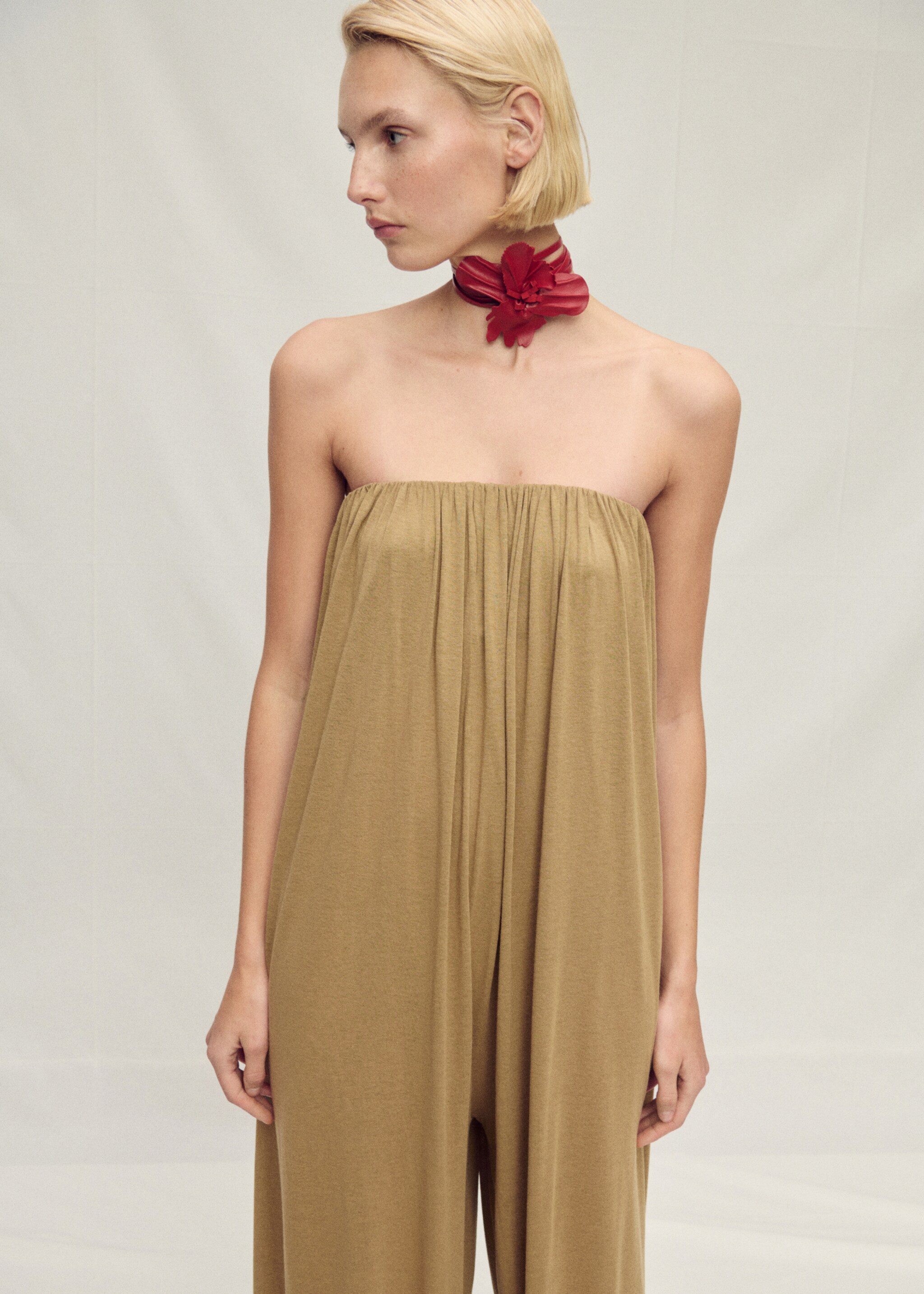 Kombinezon bez ramiączek z bufiastym dołem - Plan średni, Beżowy. Ref: 87067905-00.