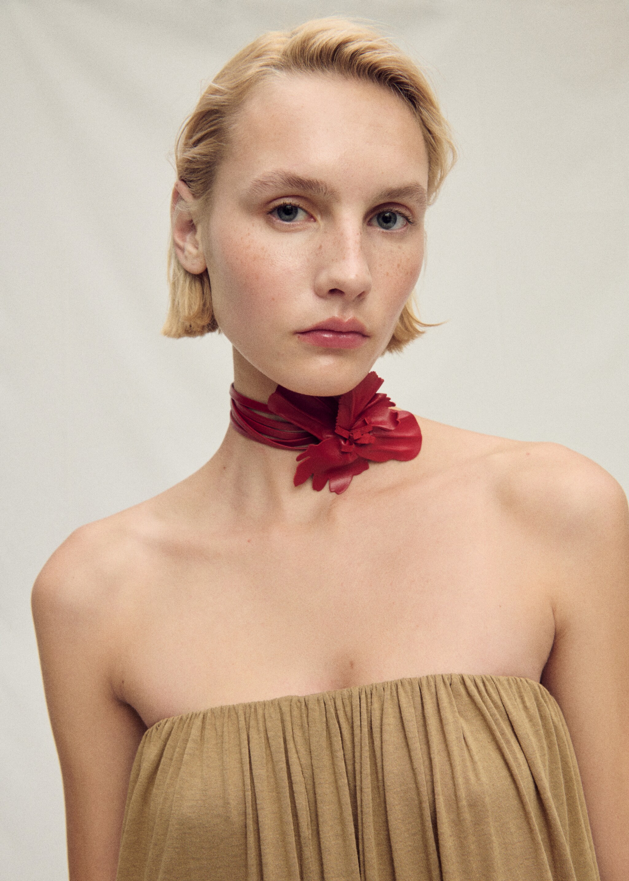 Kombinezon bez ramiączek z bufiastym dołem - Szczegóły artykułu 1, Beżowy. Ref: 87067905-00.