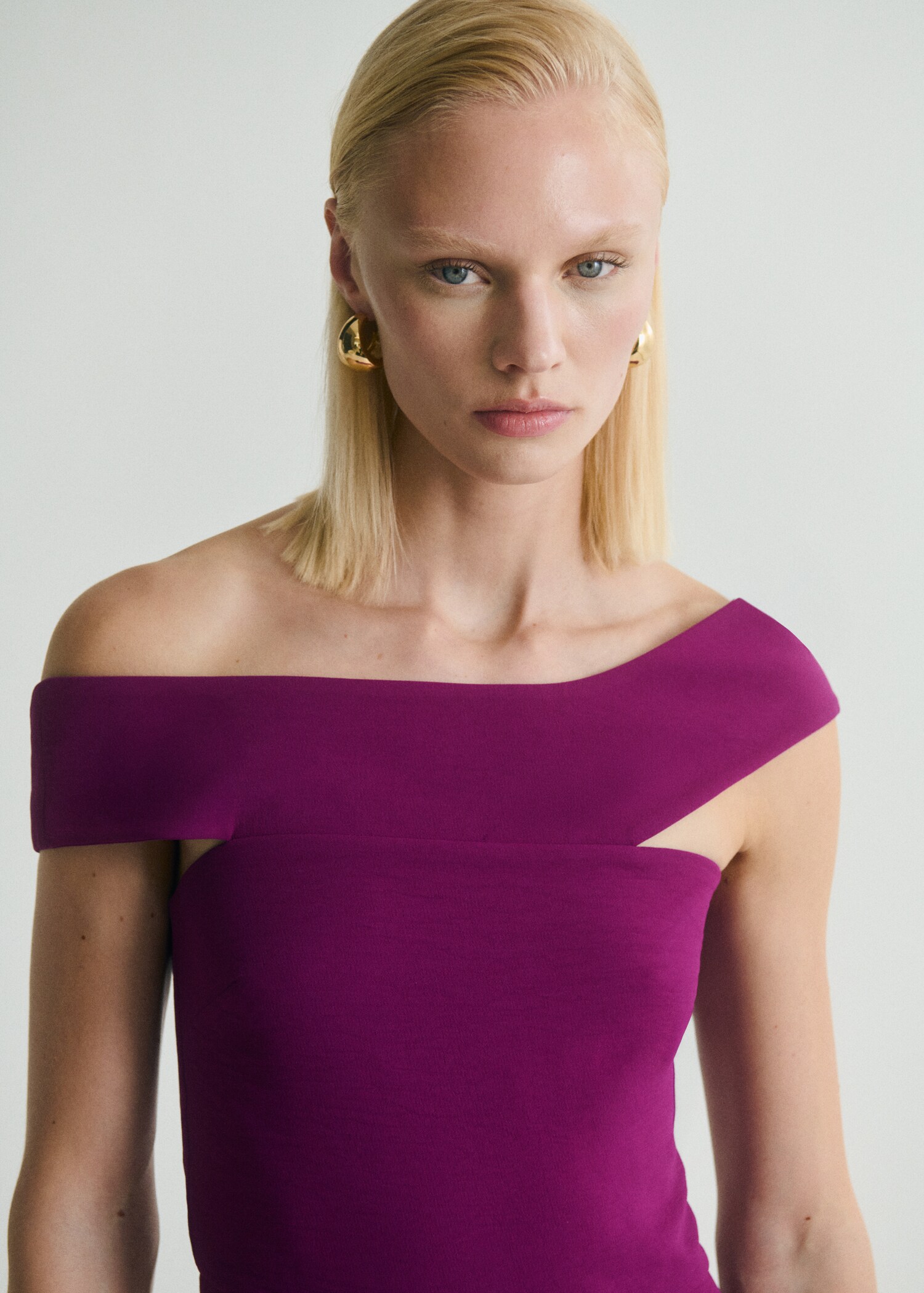 Long jumpsuit with asymmetrical neck - Details of the article 1