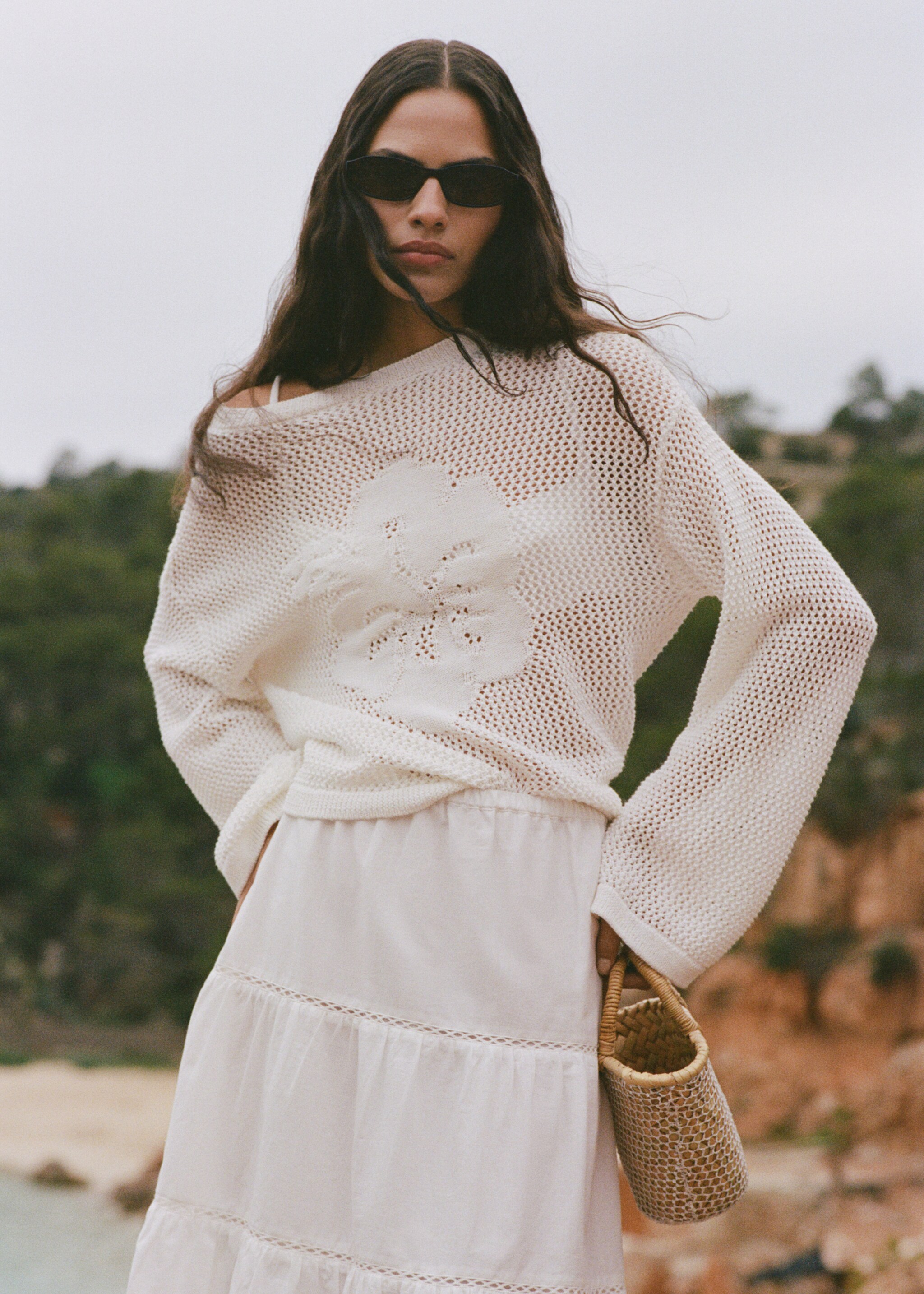 Prolamovaný pletený svetr s květinovým motivem - Náhled ve středové rovině, Bílá. Ref: 87069205-00.