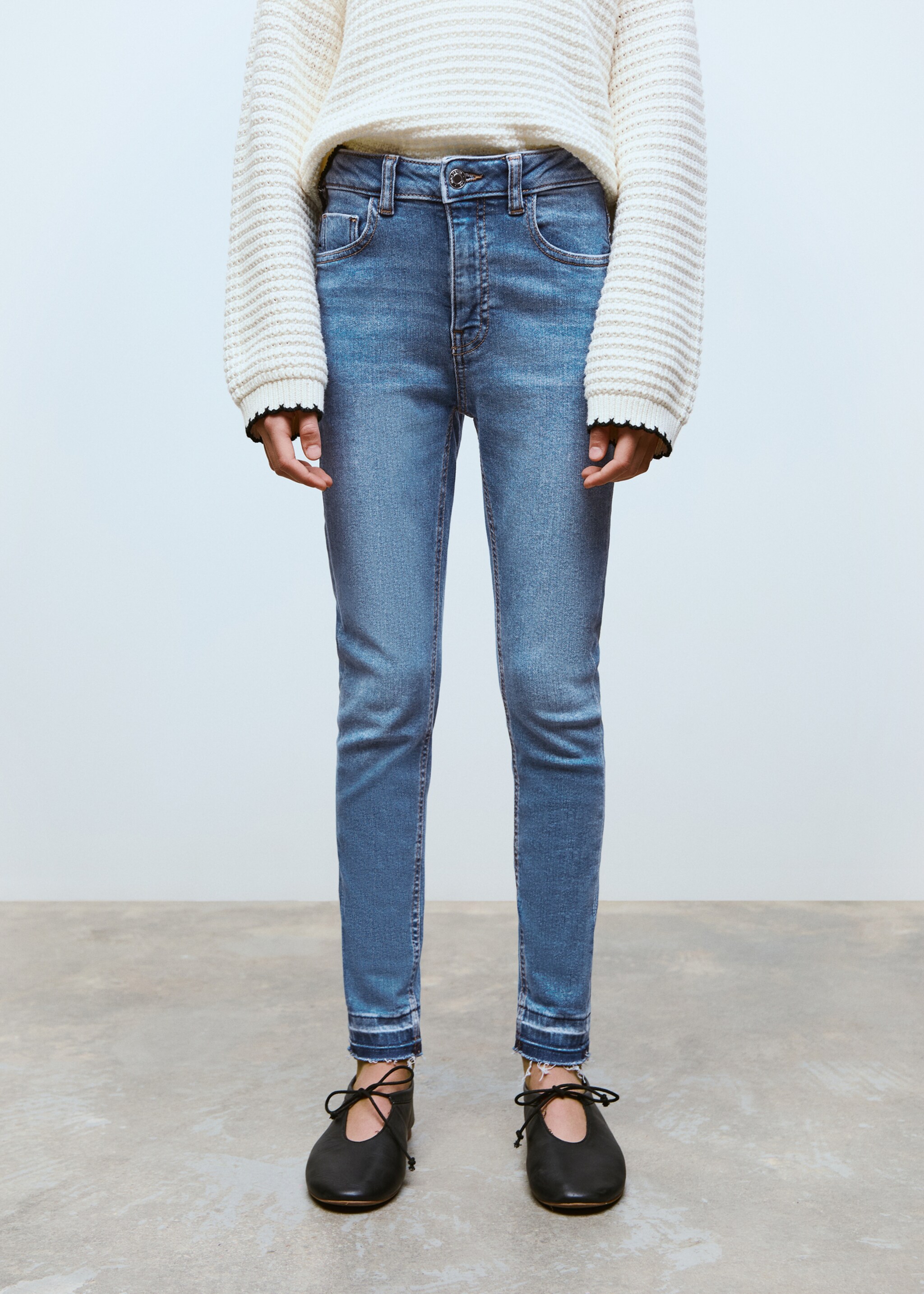 Skinny jeans with frayed hem - Details of the article 6, Blue. Ref: 87070419-00.