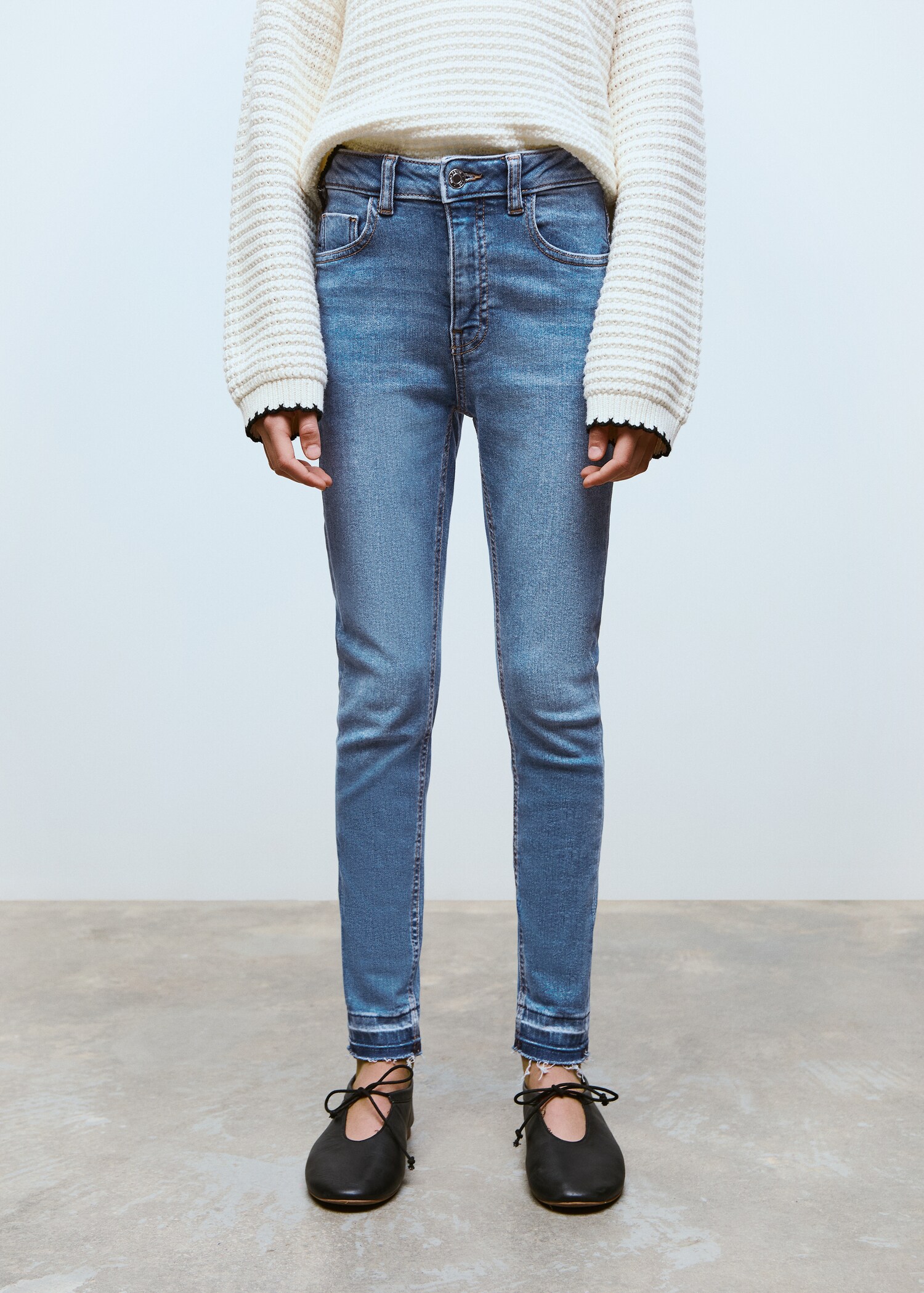 Skinny jeans with frayed hem - Details of the article 6