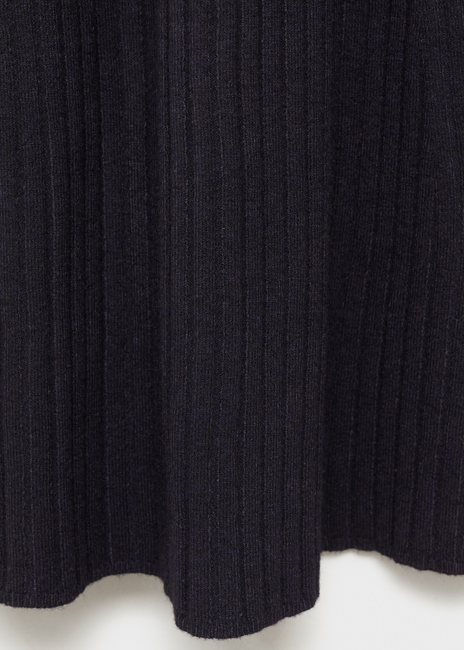 Ausgestelltes Strickkleid mit halbhohem Kragen - Detail des Artikels 0