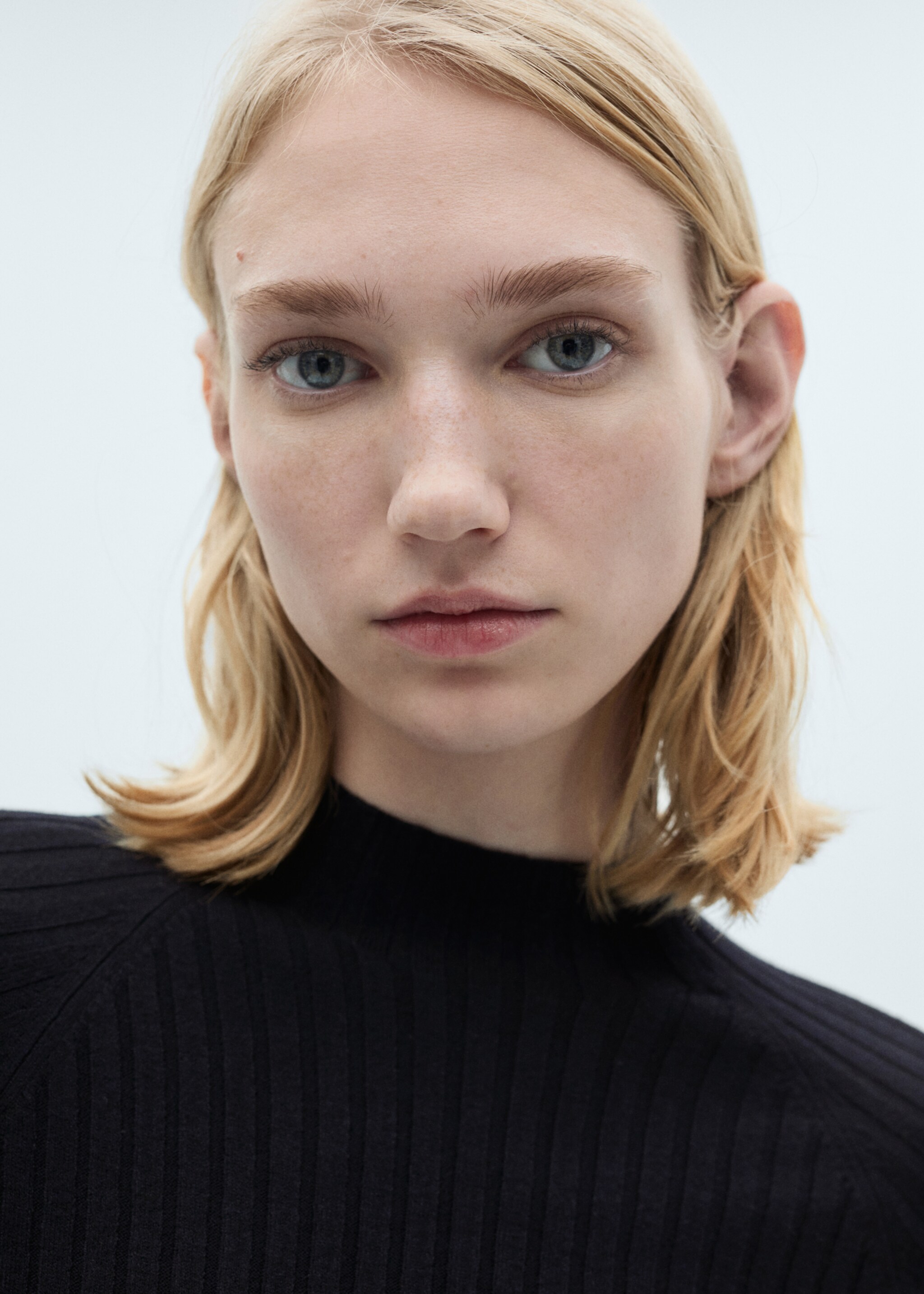 Ausgestelltes Strickkleid mit halbhohem Kragen - Detail des Artikels 1, Dunkles Marineblau. Ref: 87070424-00.