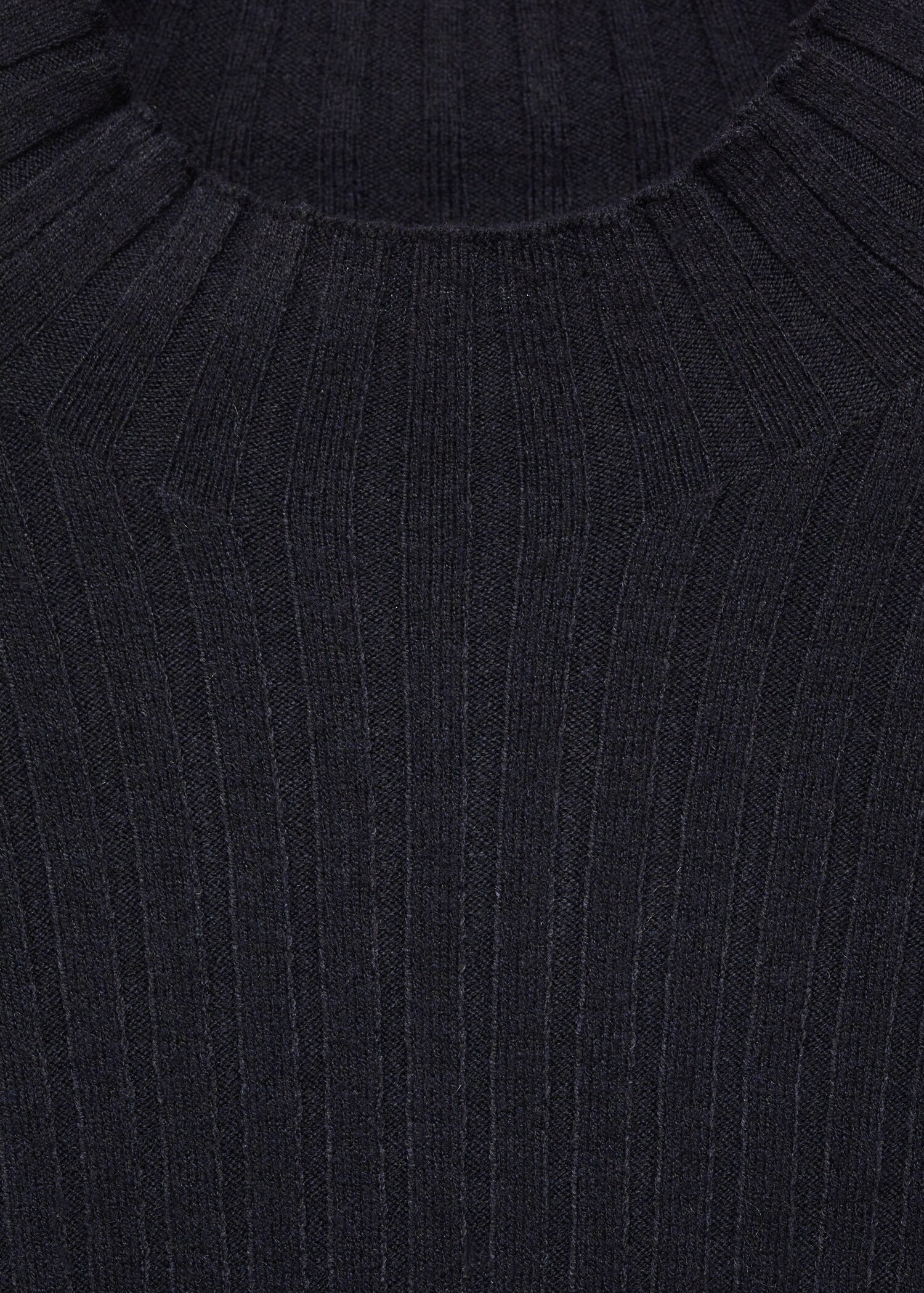 Ausgestelltes Strickkleid mit halbhohem Kragen - Detail des Artikels 8