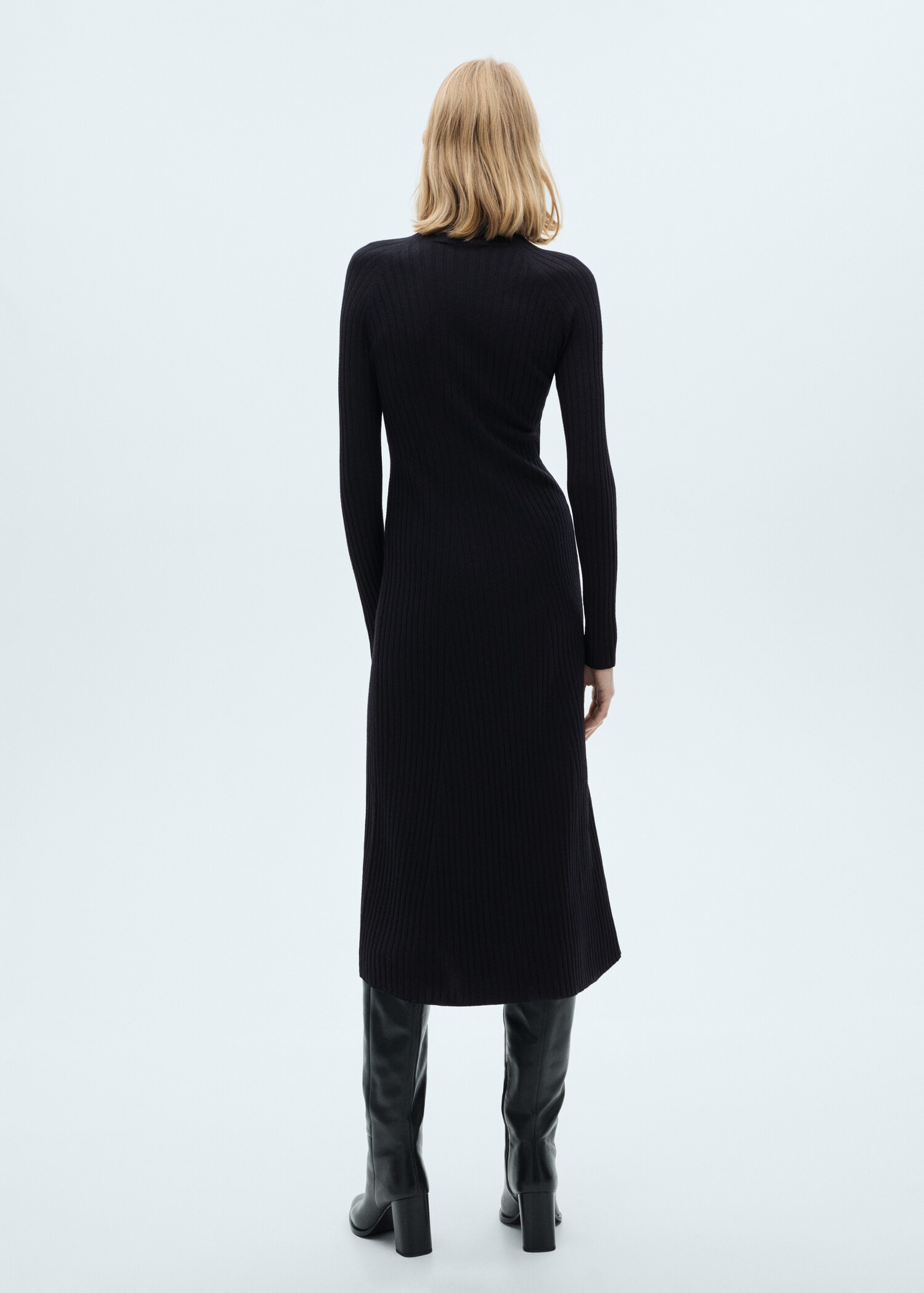 Ausgestelltes Strickkleid mit halbhohem Kragen - Rückseite des Artikels