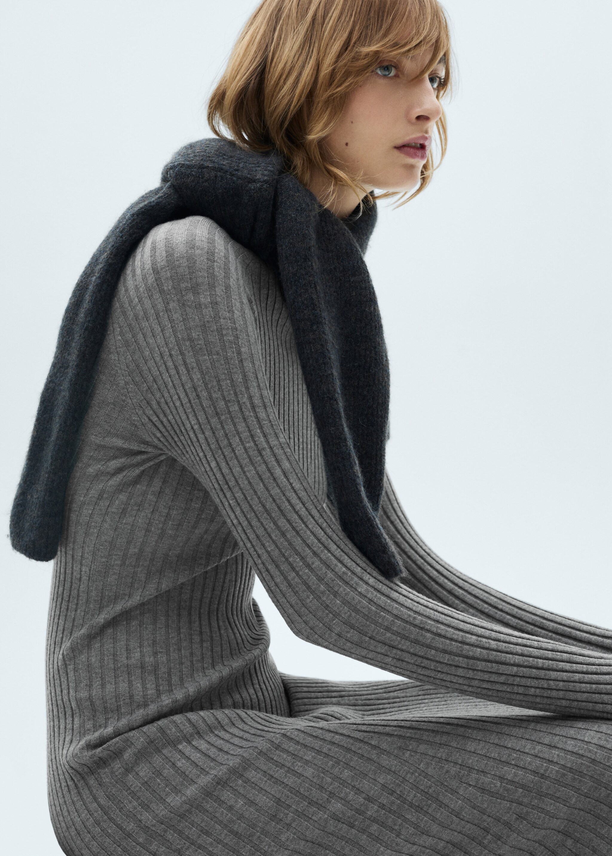 Ausgestelltes Strickkleid mit halbhohem Kragen - Detail des Artikels 2, Mittelgrau meliert. Ref: 87070424-00.