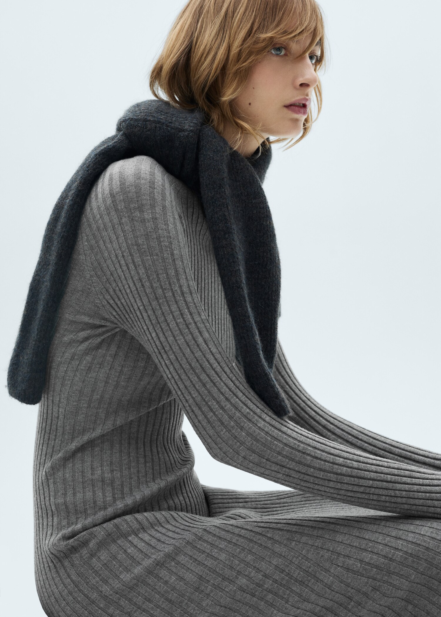 Ausgestelltes Strickkleid mit halbhohem Kragen - Detail des Artikels 2