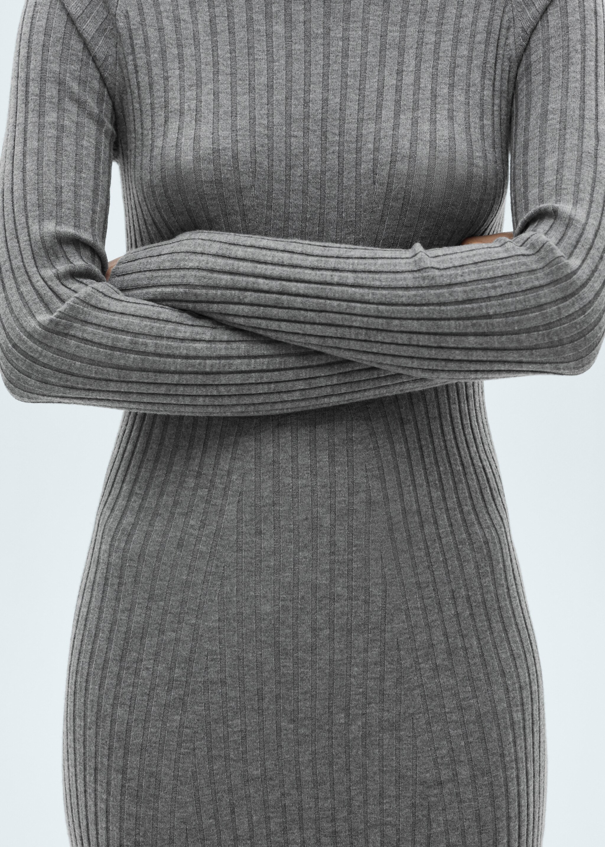 Ausgestelltes Strickkleid mit halbhohem Kragen - Detail des Artikels 6, Mittelgrau meliert. Ref: 87070424-00.