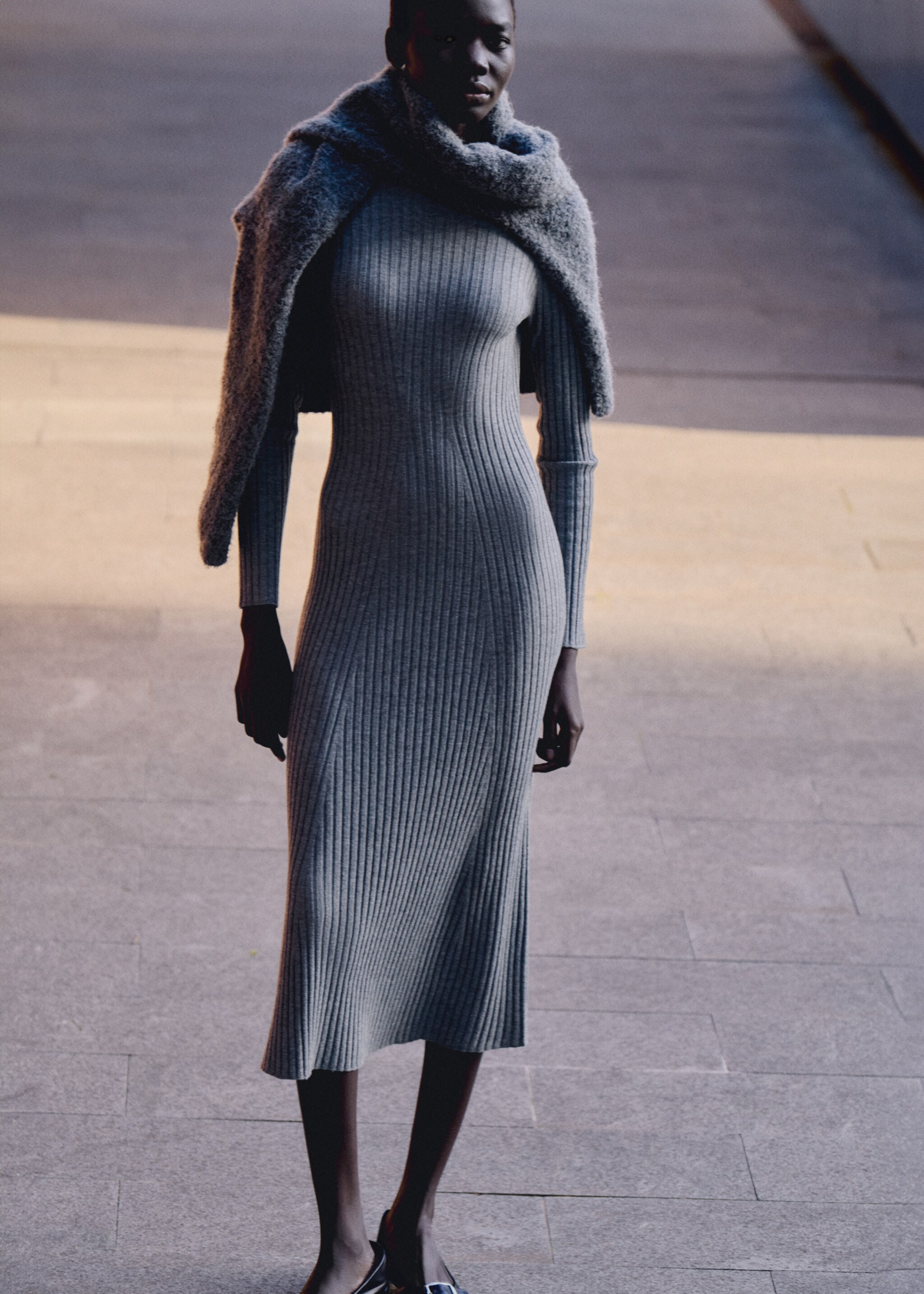 Ausgestelltes Strickkleid mit halbhohem Kragen - Detail des Artikels 7, Mittelgrau meliert. Ref: 87070424-00.