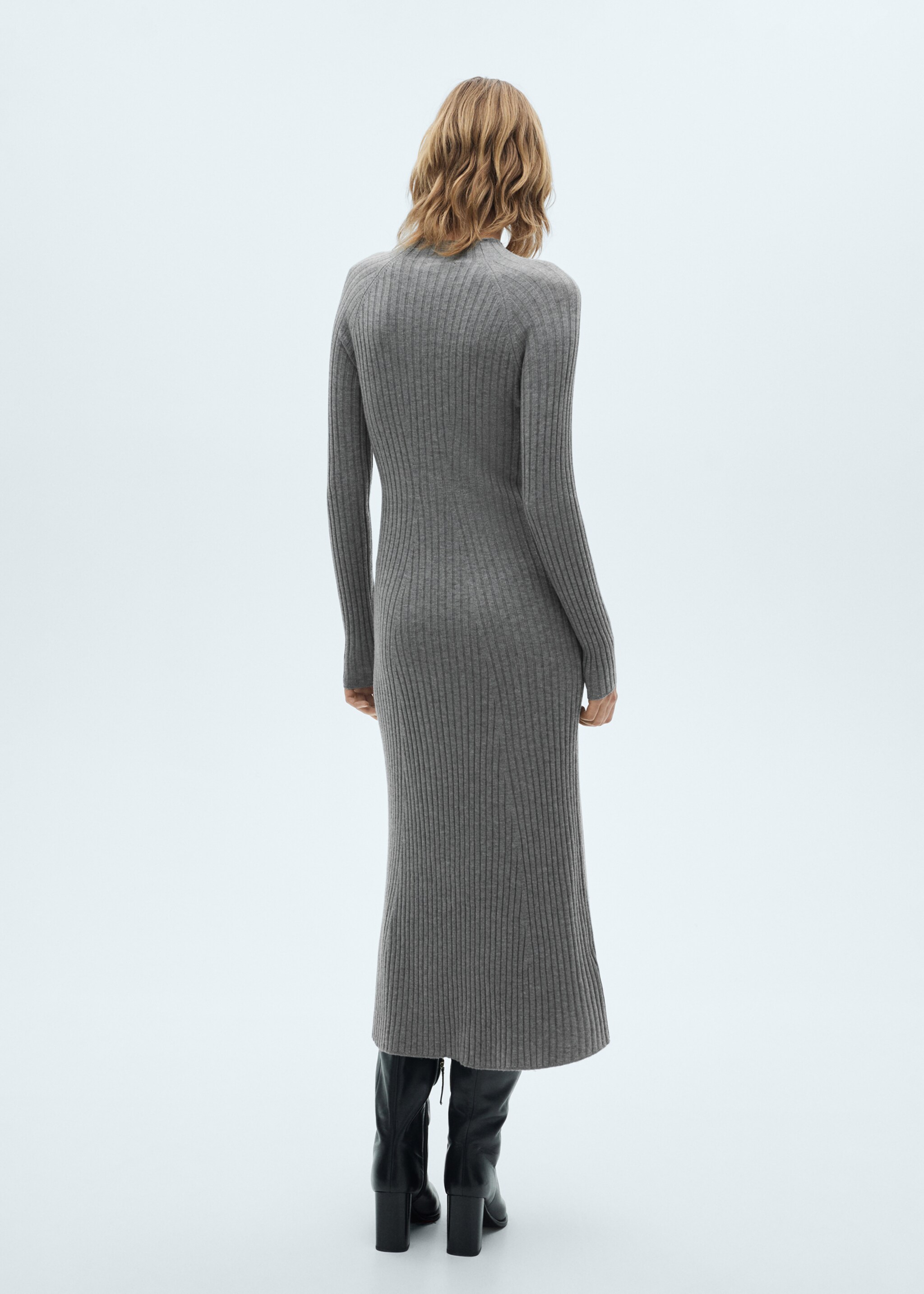 Ausgestelltes Strickkleid mit halbhohem Kragen - Rückseite des Artikels, Mittelgrau meliert. Ref: 87070424-00.